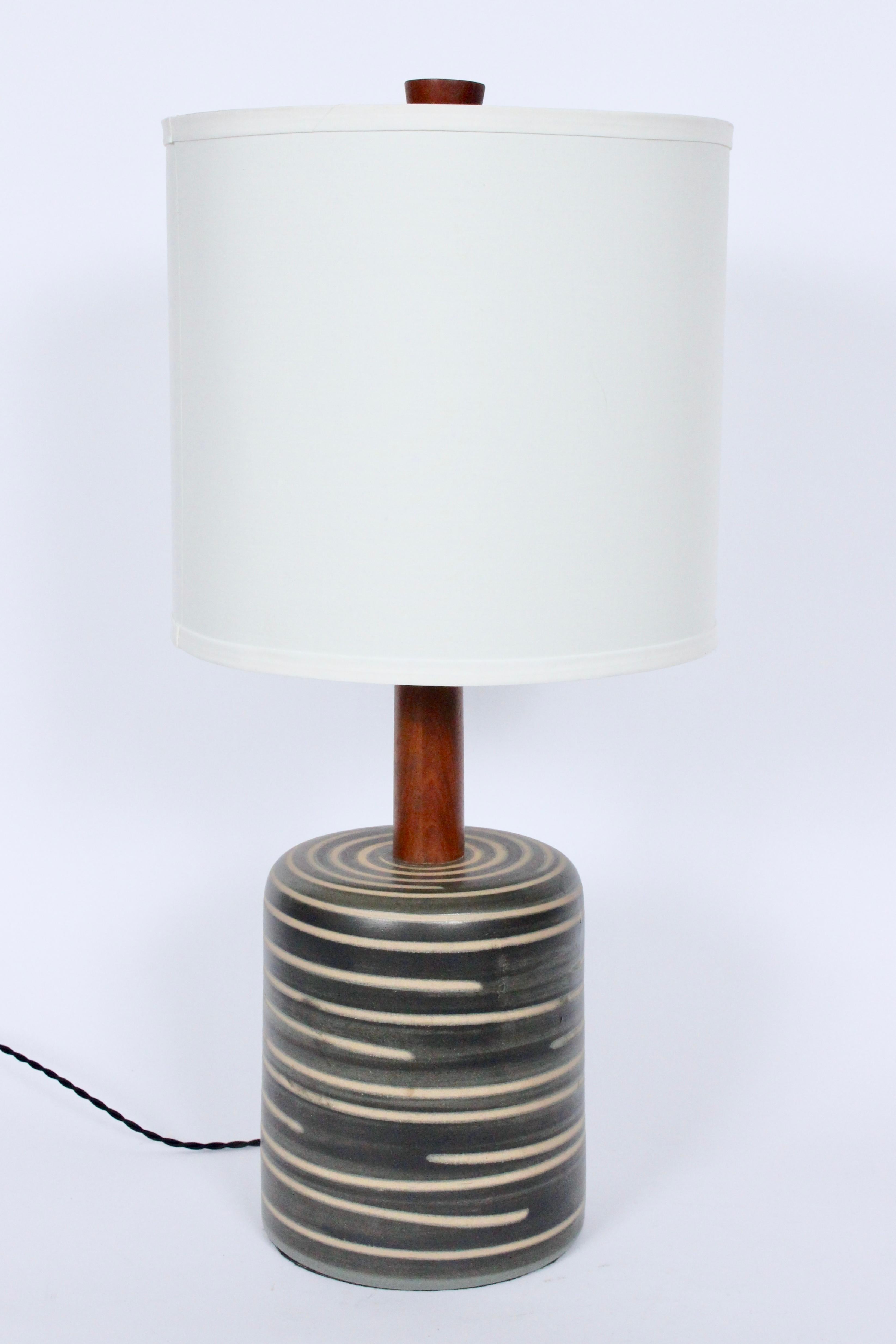 Tischlampe aus gebänderter Keramik von Jane & Gordon Martz in Oliv und Hellbraun im Angebot 8
