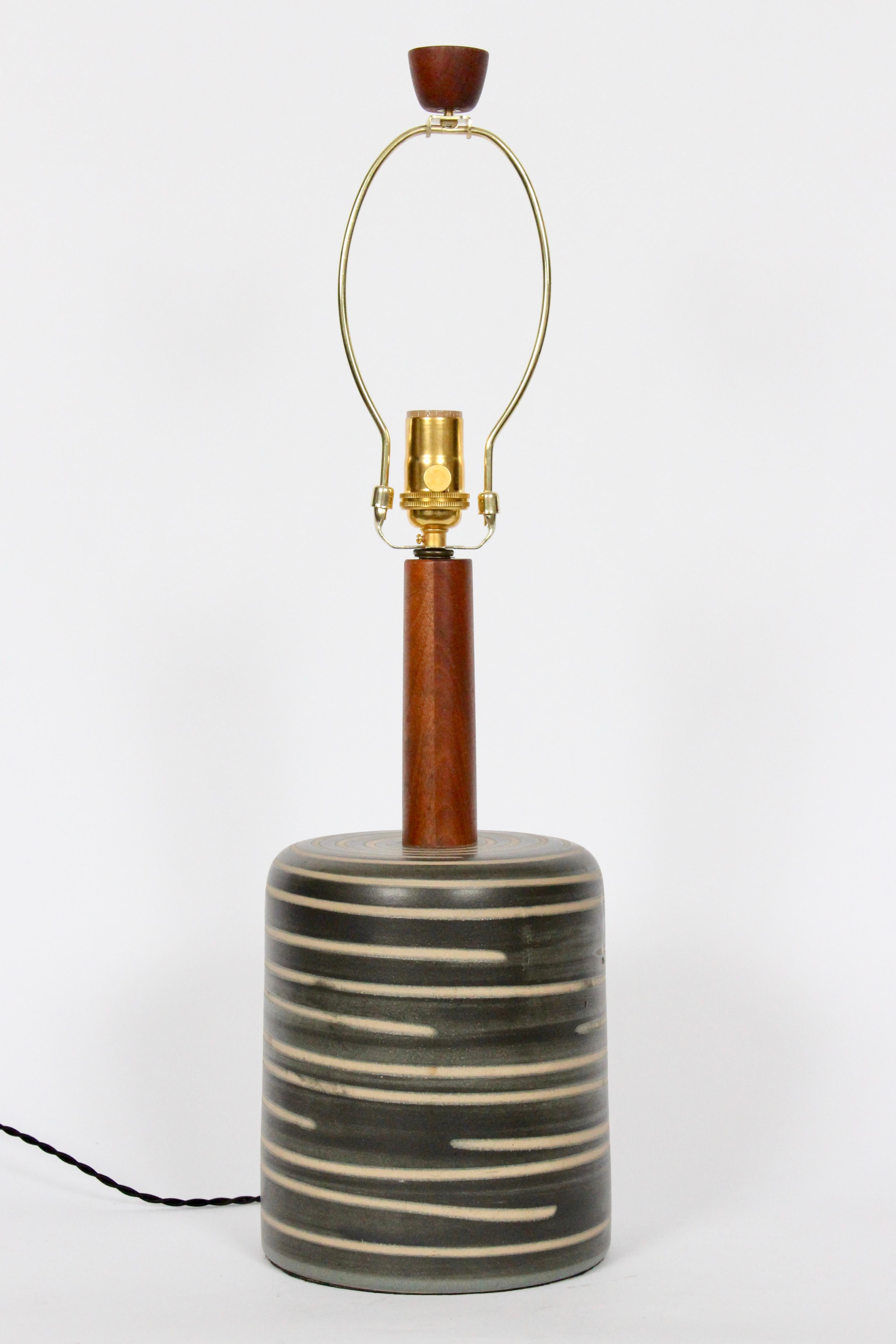 Mid-Century Modern Jane & Gordon Martz Olive & Tan Banded Pottery Table Lamp For Sale