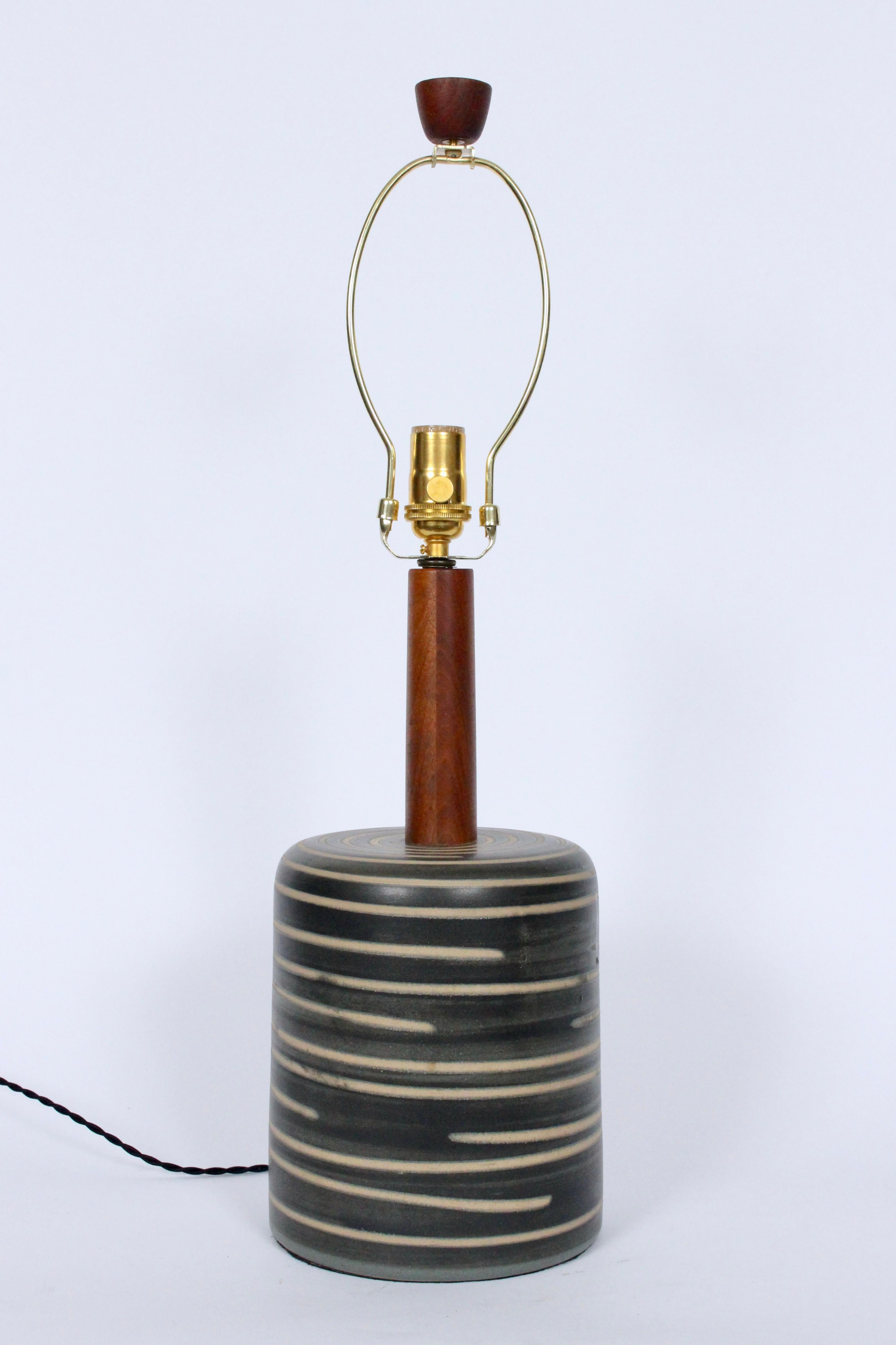 Tischlampe aus gebänderter Keramik von Jane & Gordon Martz in Oliv und Hellbraun (amerikanisch) im Angebot
