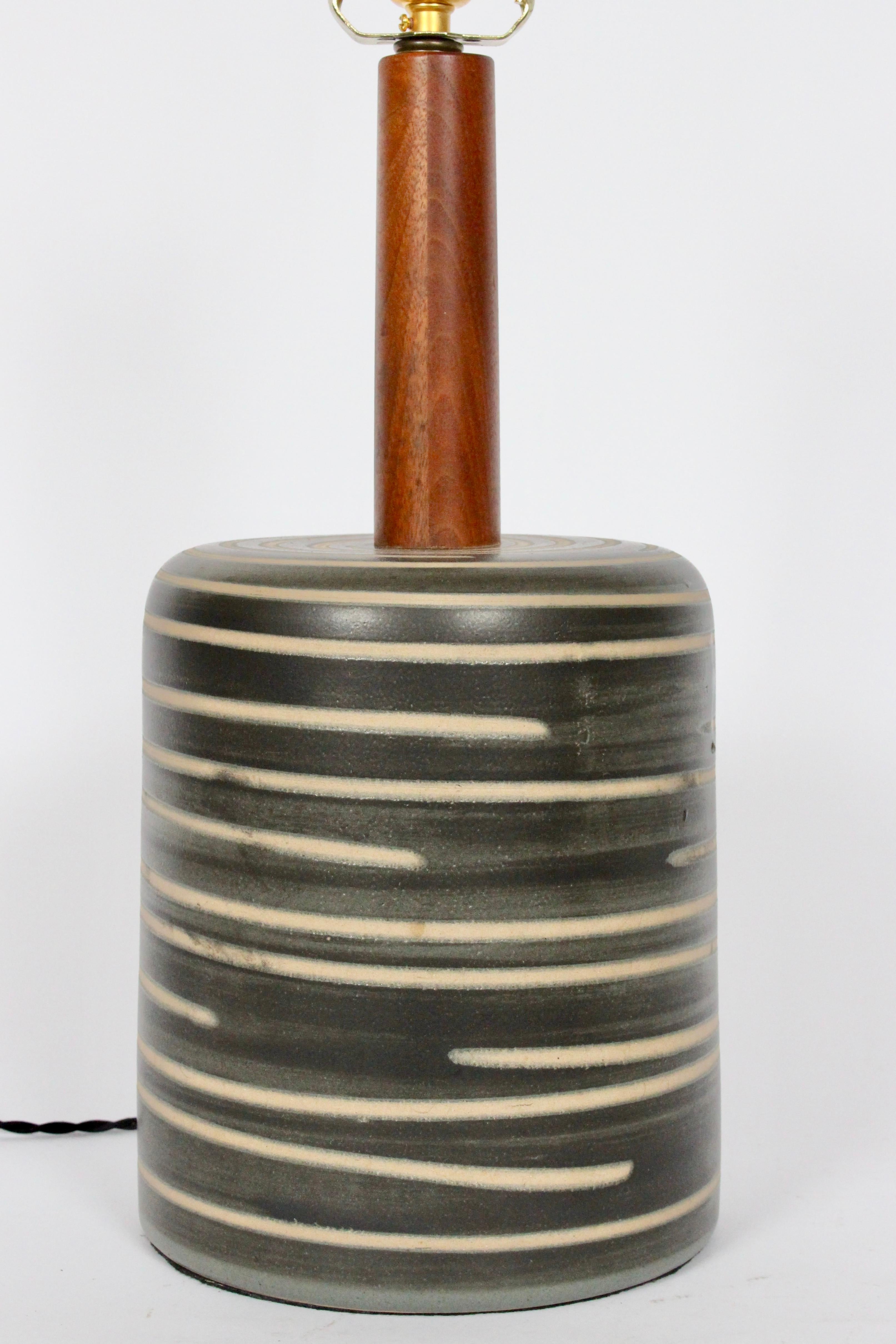 Tischlampe aus gebänderter Keramik von Jane & Gordon Martz in Oliv und Hellbraun (Glasiert) im Angebot