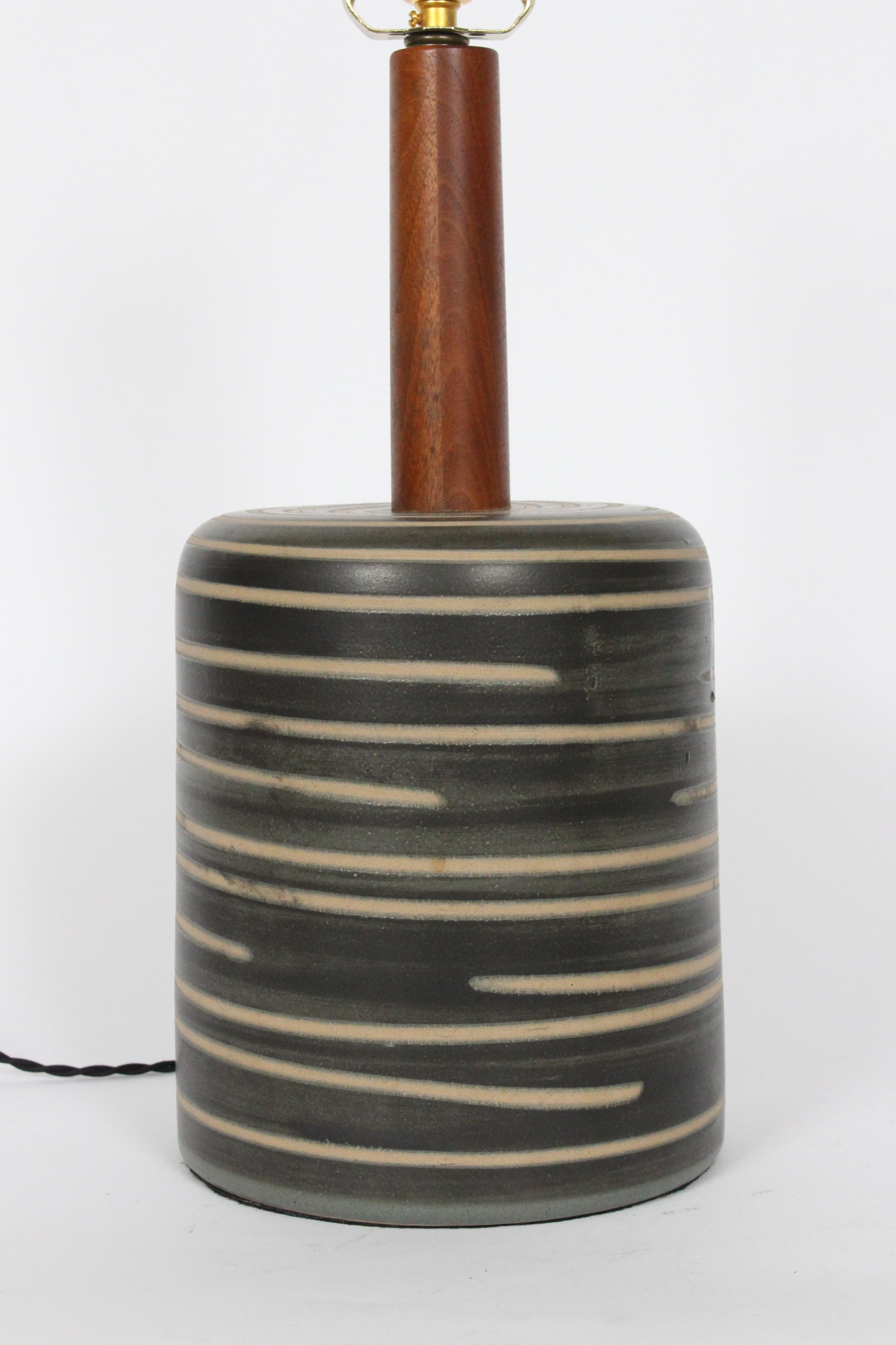 Jane & Gordon Martz Olive & Tan Banded Pottery Table Lamp In Good Condition For Sale In Bainbridge, NY