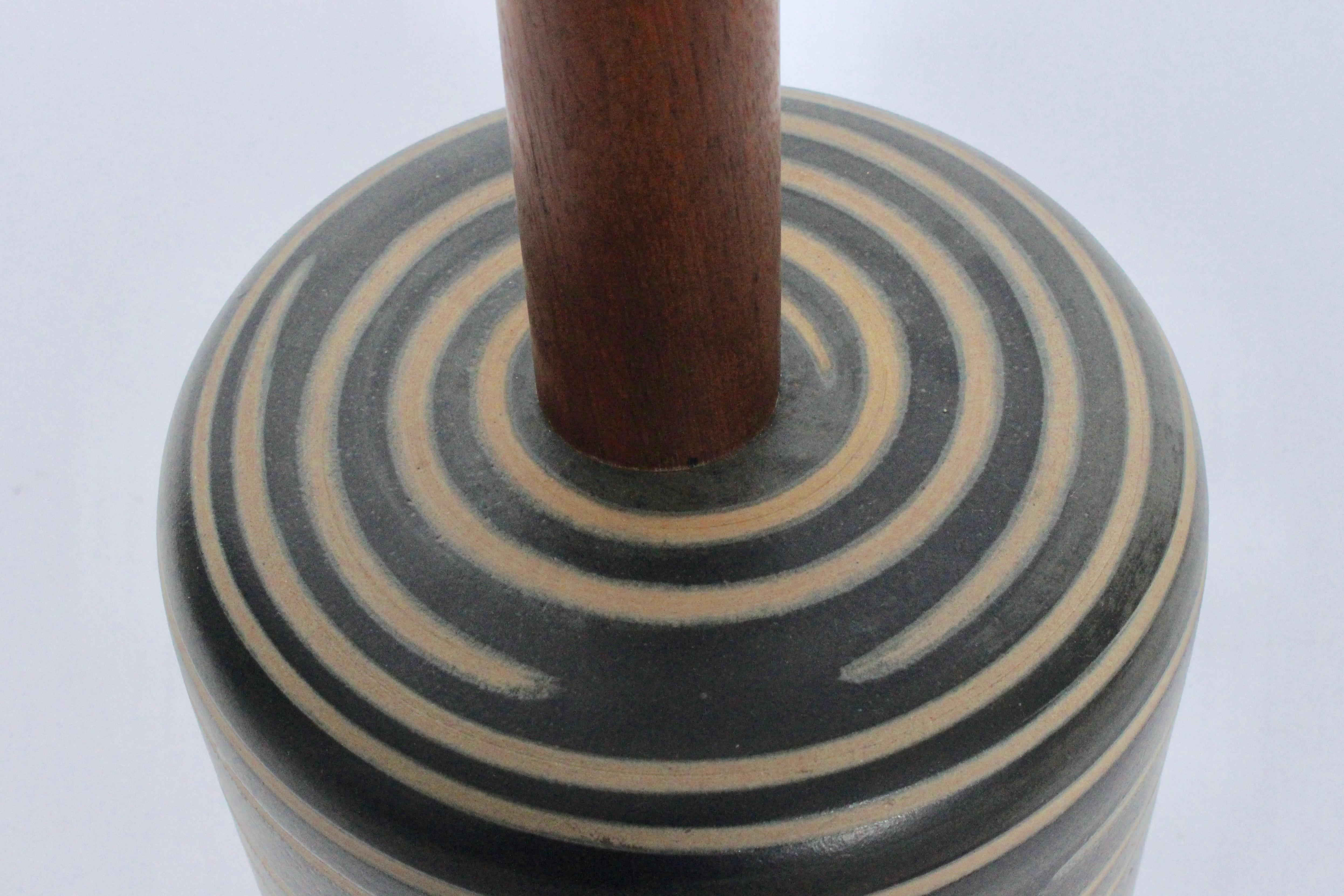 Tischlampe aus gebänderter Keramik von Jane & Gordon Martz in Oliv und Hellbraun im Angebot 1