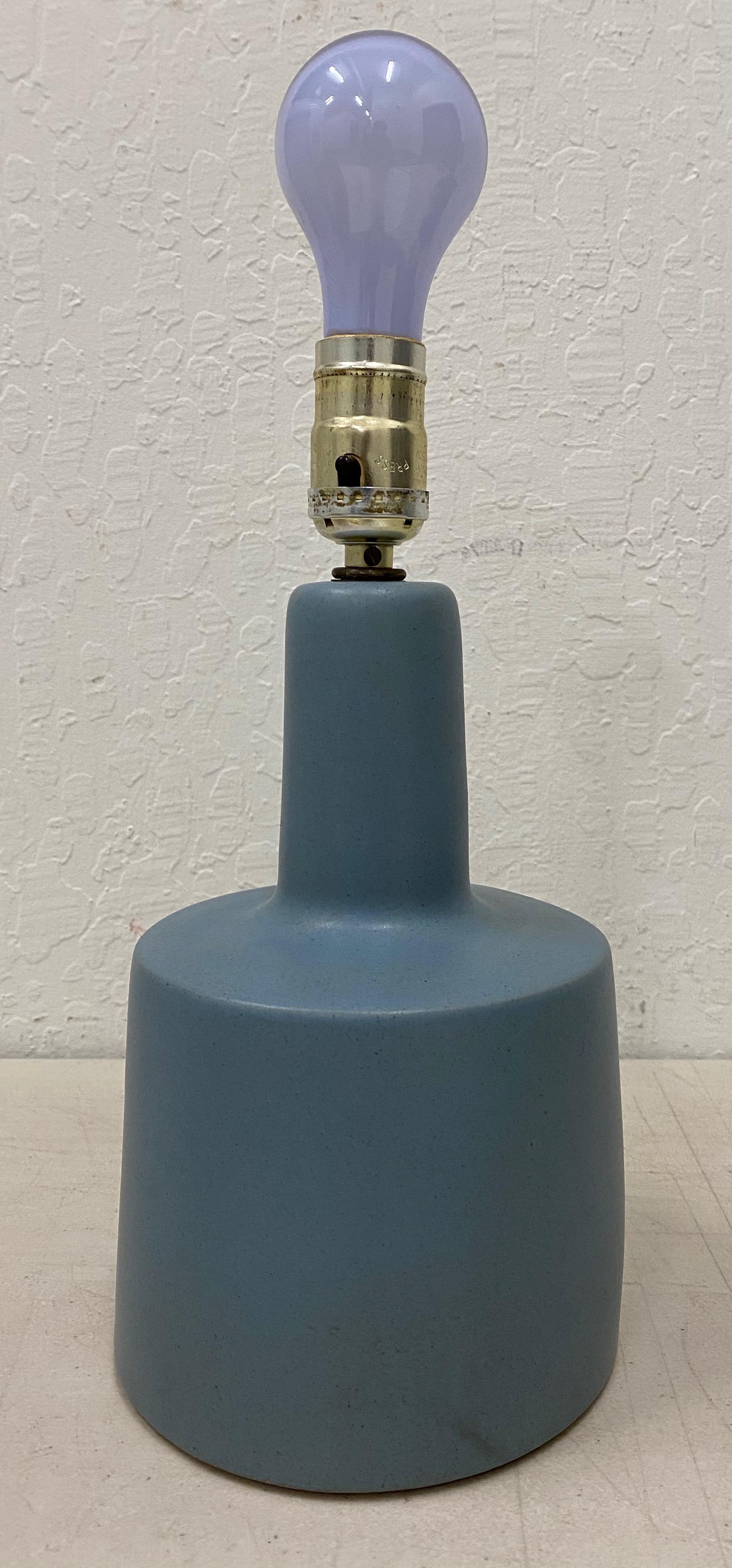 Jane & Gordon Martz periwinkle blue table lamp, circa 1960

Fine Mid-Century Modern table lamp by Jane & Gordon Martz.

A fantastic periwinkle blue color. The lamp is signed at the base.

Dimensions: 6
