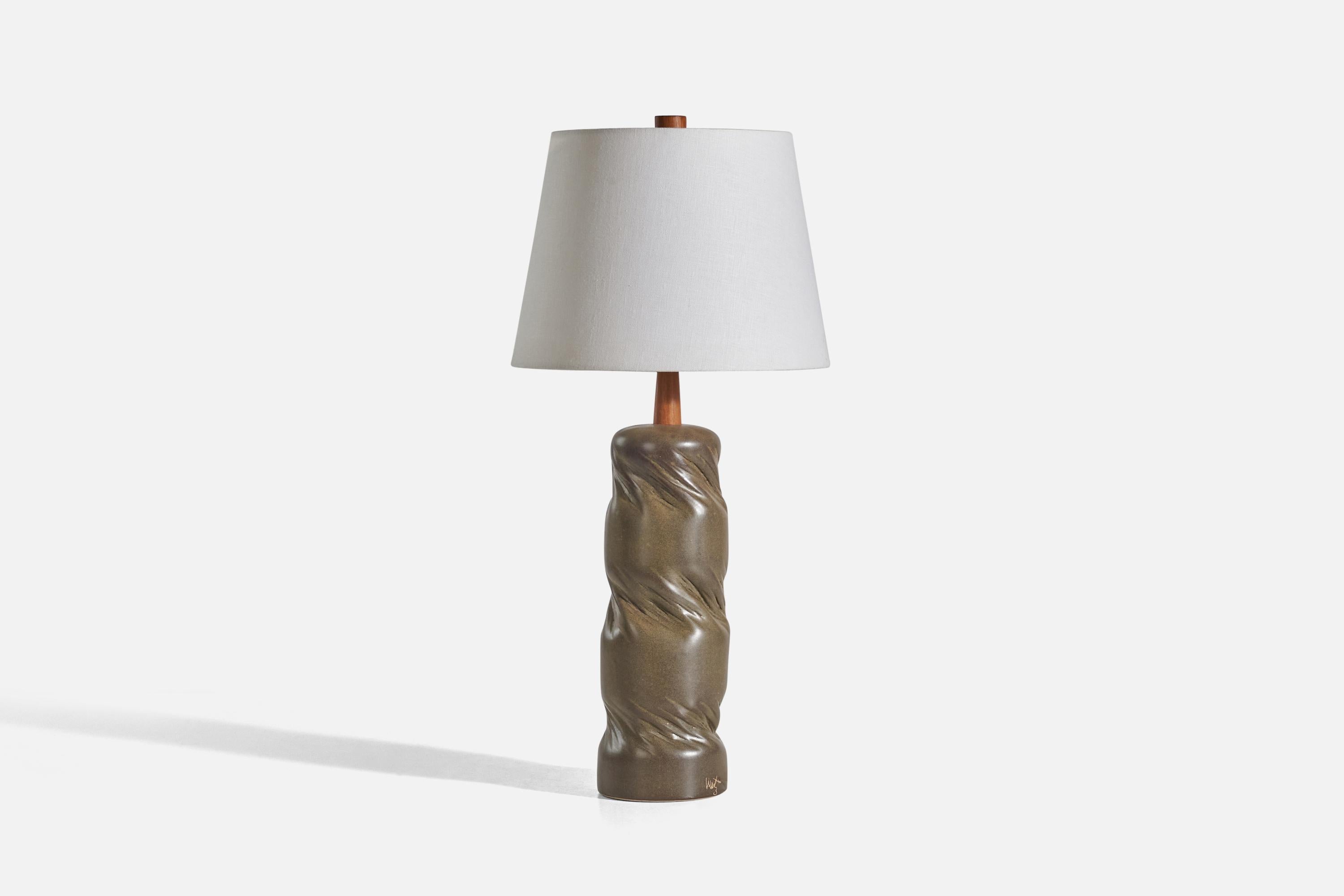 A brown ceramic and walnut table lamp designed by Jane & Gordon Martz and produced by Marshall Studios, Indianapolis, 1960s. 

Sold without lampshade.
Dimensions of lamp (inches) : 19.25 x 5.03 x 5.03 (Height x Width x Depth)
Dimensions of