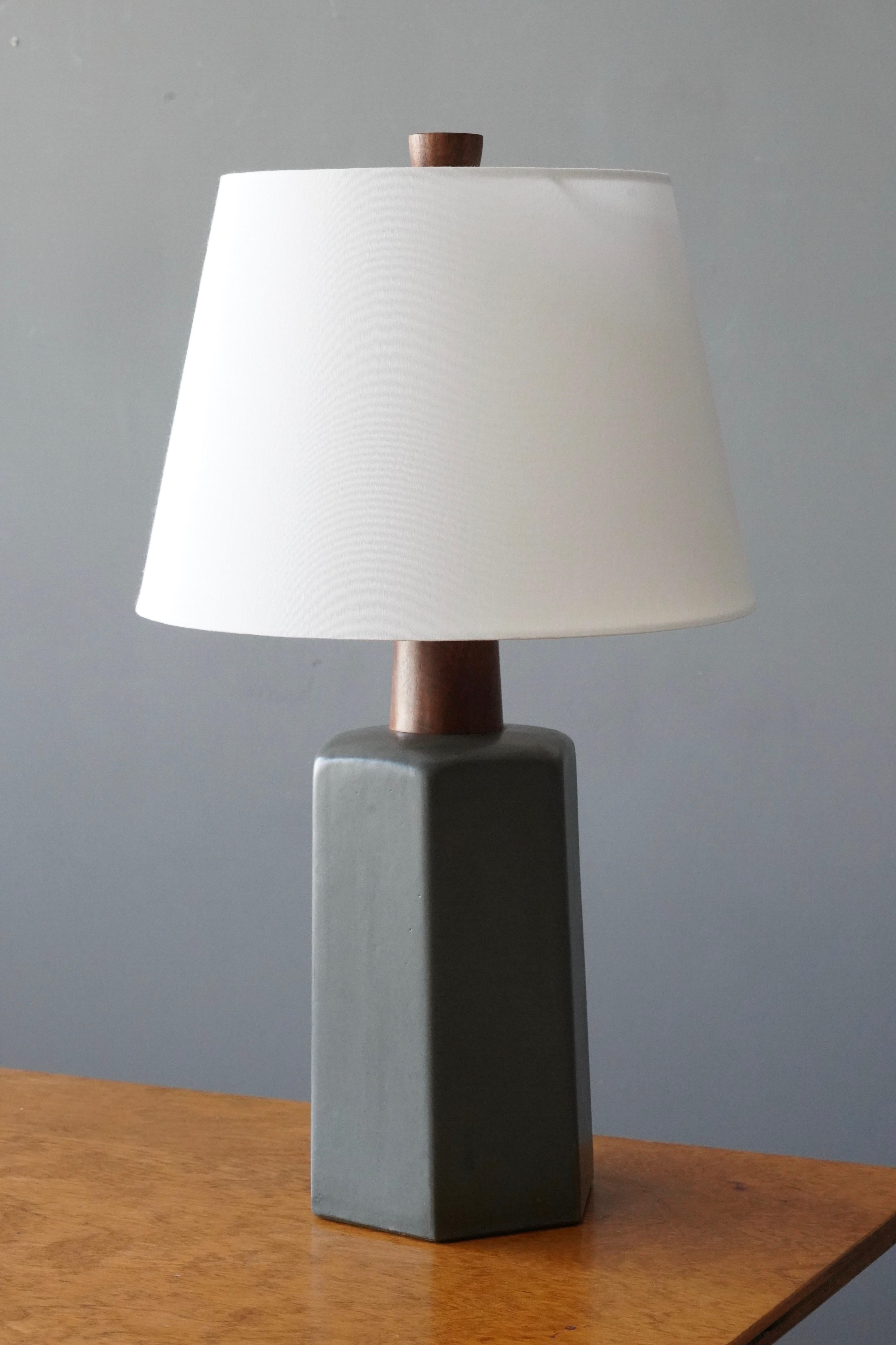 Jane & Gordon Martz, Sizable Table Lamp, Ceramic, Walnut, Marshal Studios, 1960s In Good Condition In High Point, NC