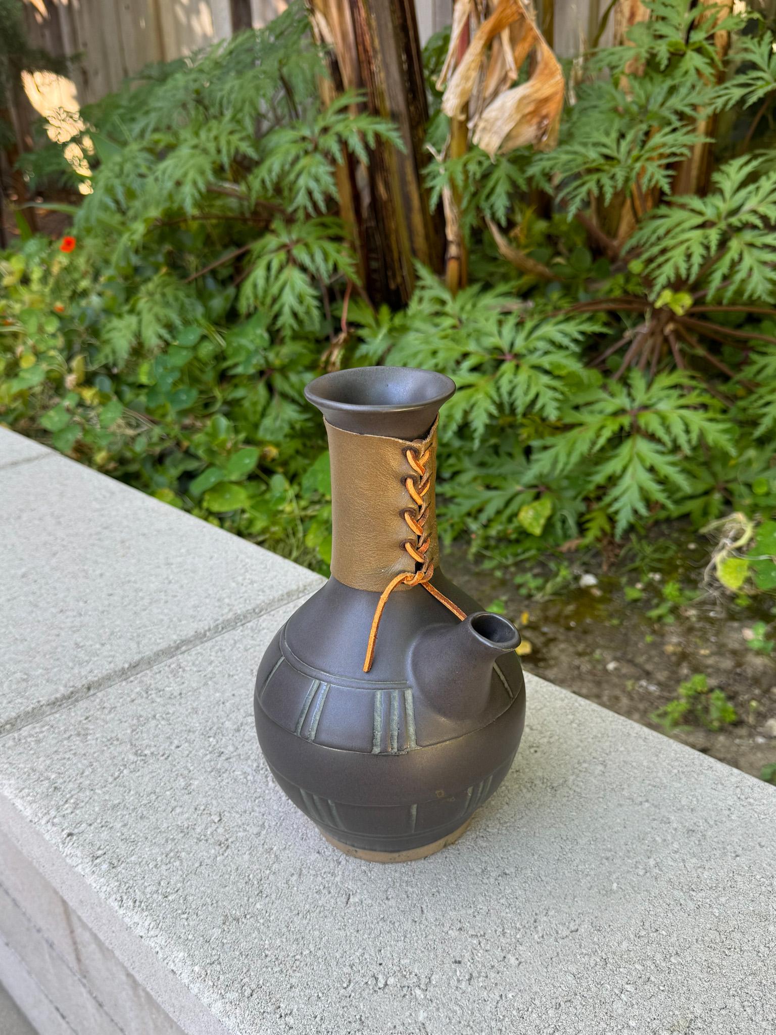 Carafe en grès de Jane & Gordon Martz pour Marshall Studios, c.1965 en vente 3