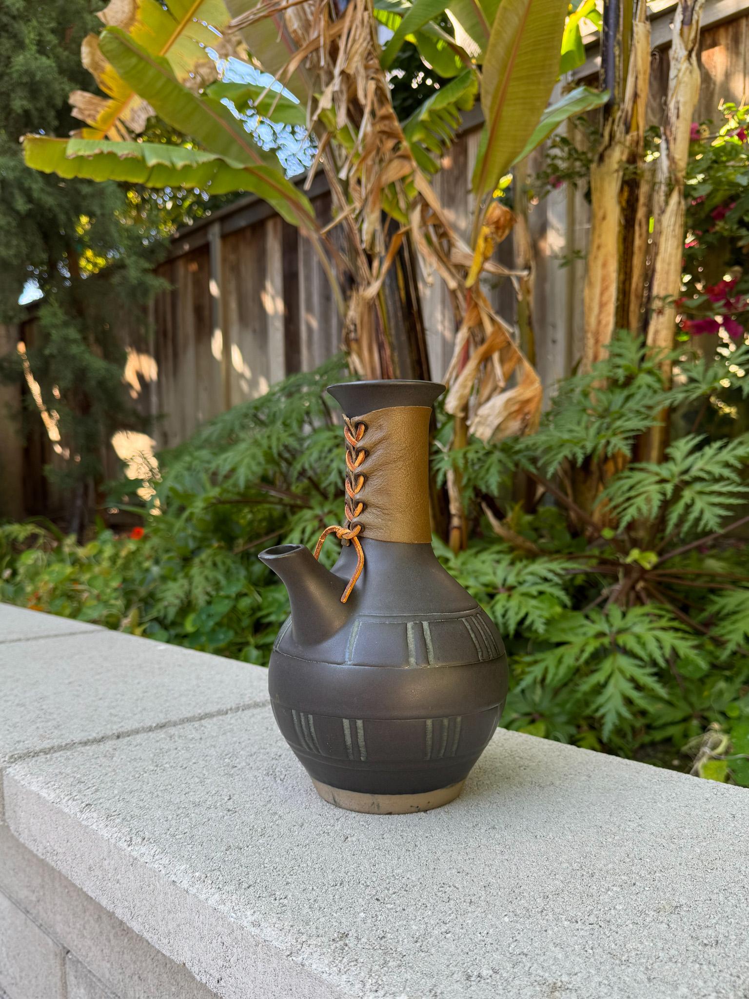Américain Carafe en grès de Jane & Gordon Martz pour Marshall Studios, c.1965 en vente