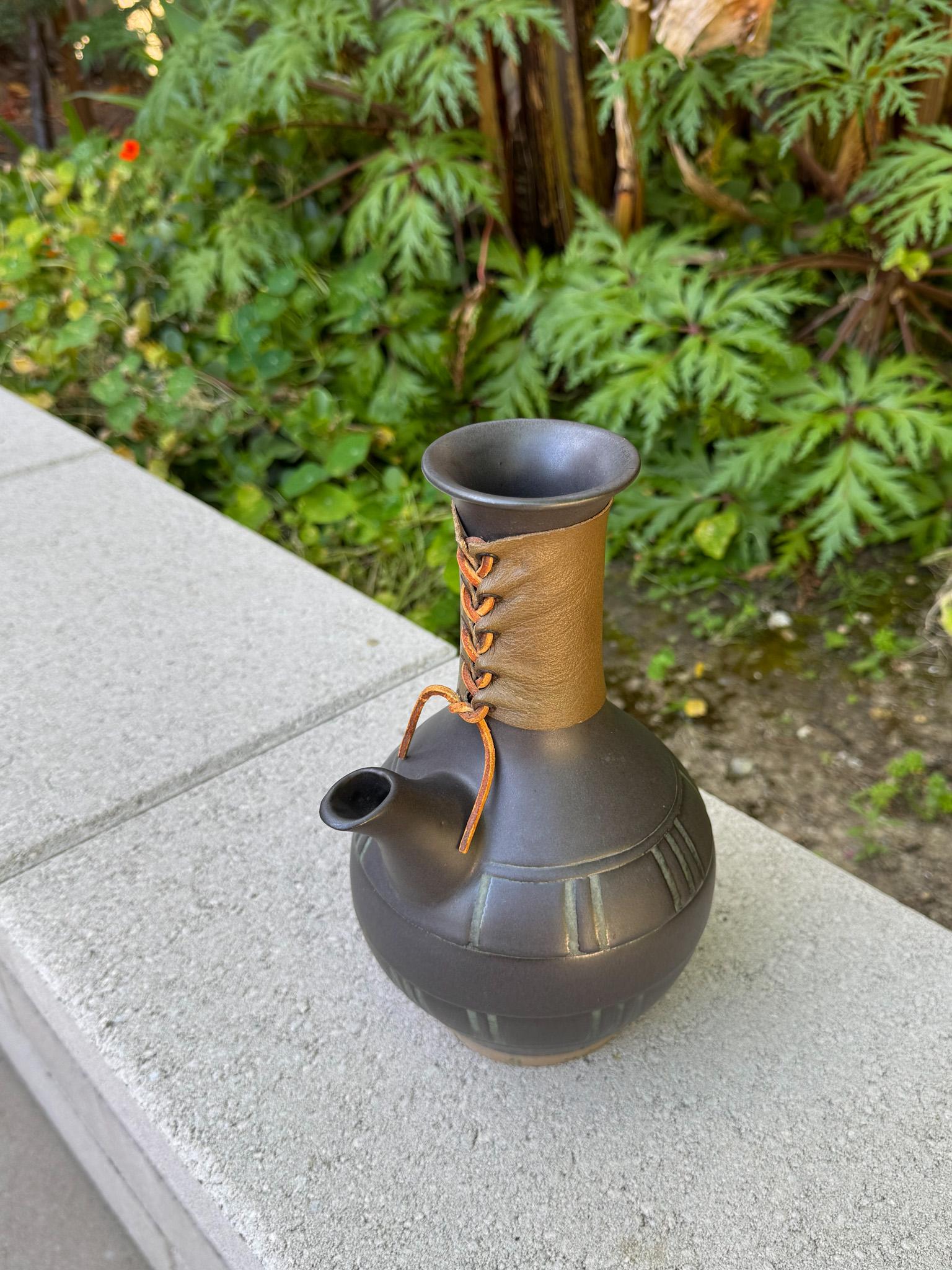 Carafe en grès de Jane & Gordon Martz pour Marshall Studios, c.1965 Bon état - En vente à San Juan Capistrano, CA