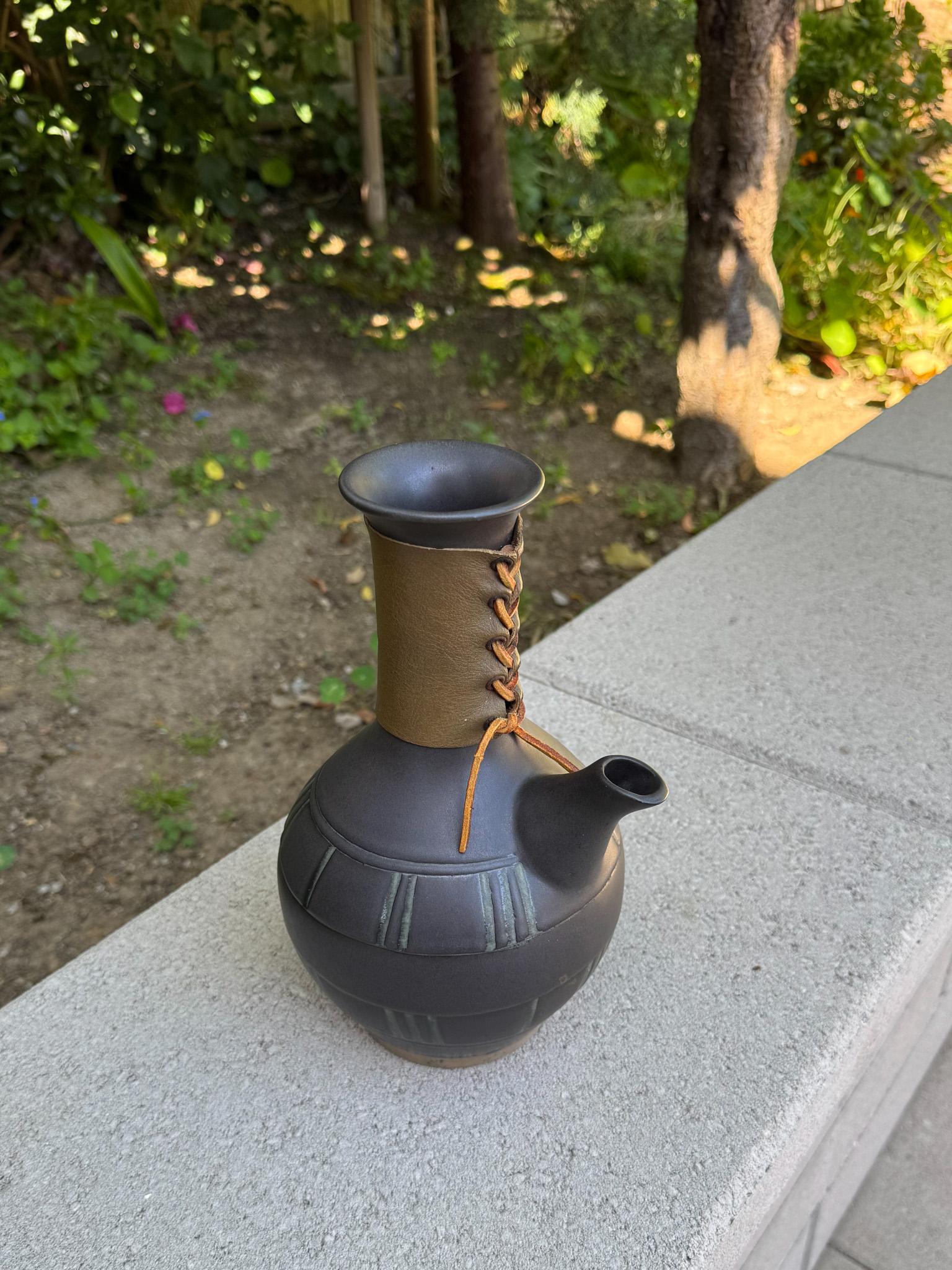 20ième siècle Carafe en grès de Jane & Gordon Martz pour Marshall Studios, c.1965 en vente