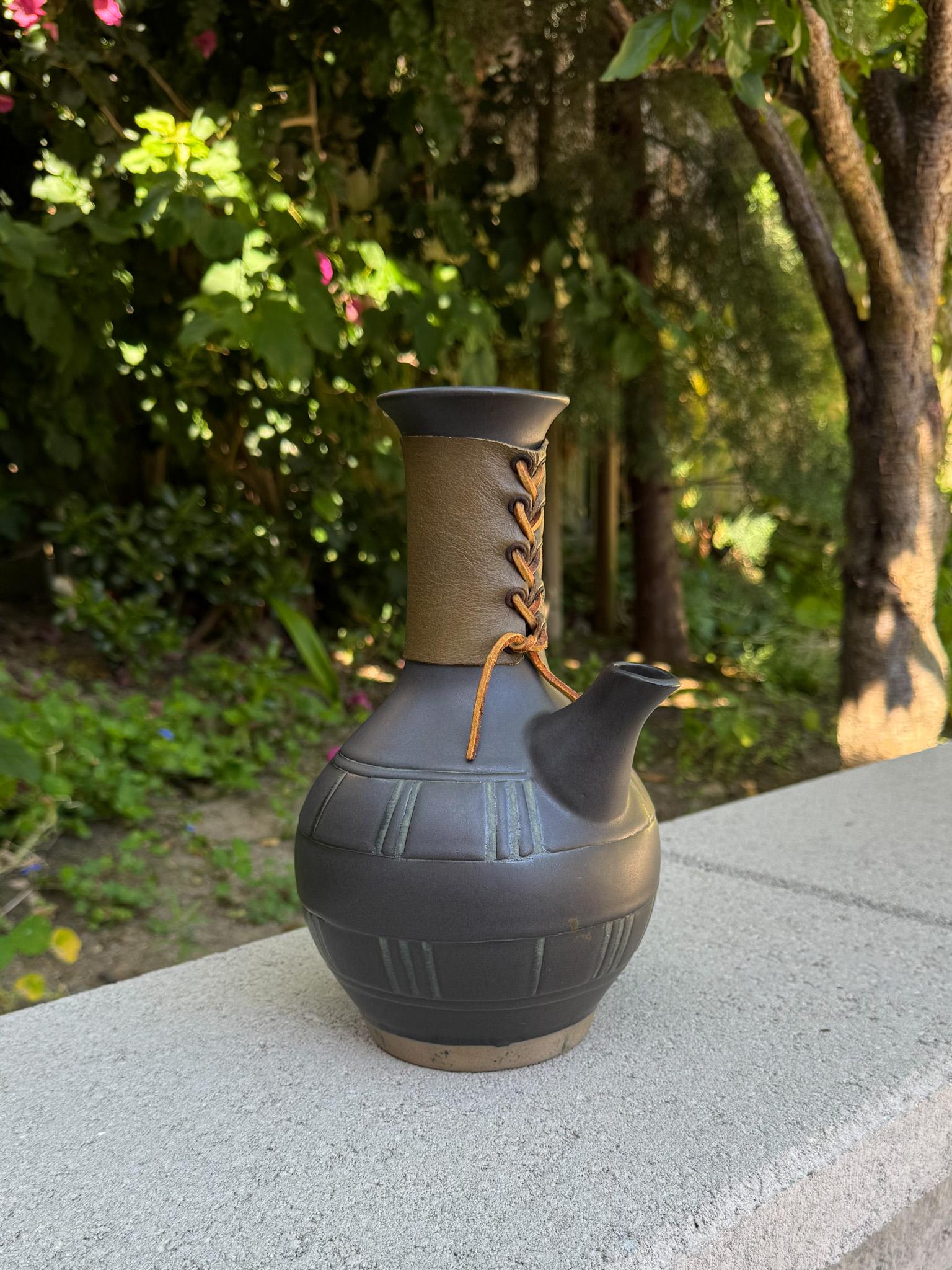 Céramique Carafe en grès de Jane & Gordon Martz pour Marshall Studios, c.1965 en vente