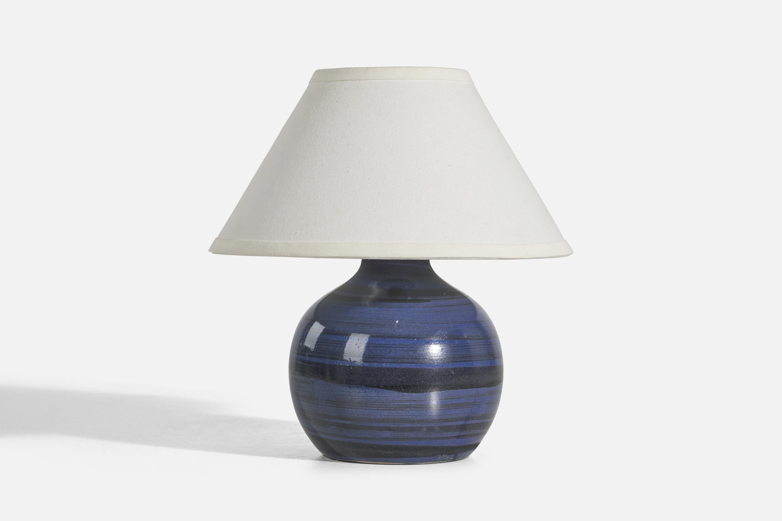 A blue and black ceramic table lamp designed by Jane & Gordon Martz and produced by Marshall Studios, Indianapolis, 1950s. 

Sold without Lampshade
Dimensions of Lamp (inches) : 9.5 x 7.25 x 7.25 (Height x Width x Depth)
Dimensions of Lampshade