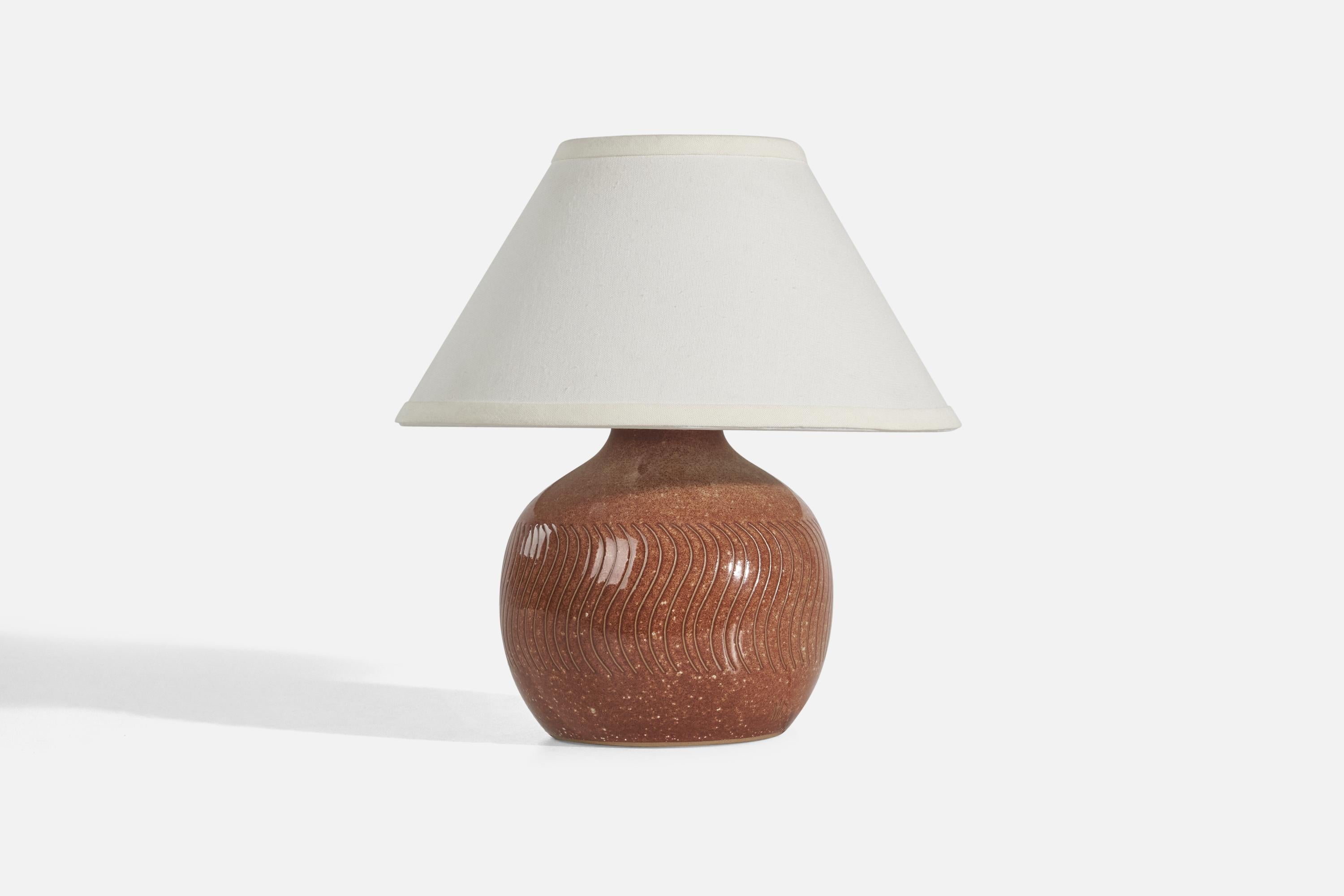 A brown table lamp designed by Jane & Gordon Martz and produced by Marshall Studios, Indianapolis, 1950s. 

Sold without Lampshade
Dimensions of Lamp (inches) : 9.75 x 7.18 x 7.18 (Height x Width x Depth)
Dimensions of Lampshade (inches) : 5 x 12 x