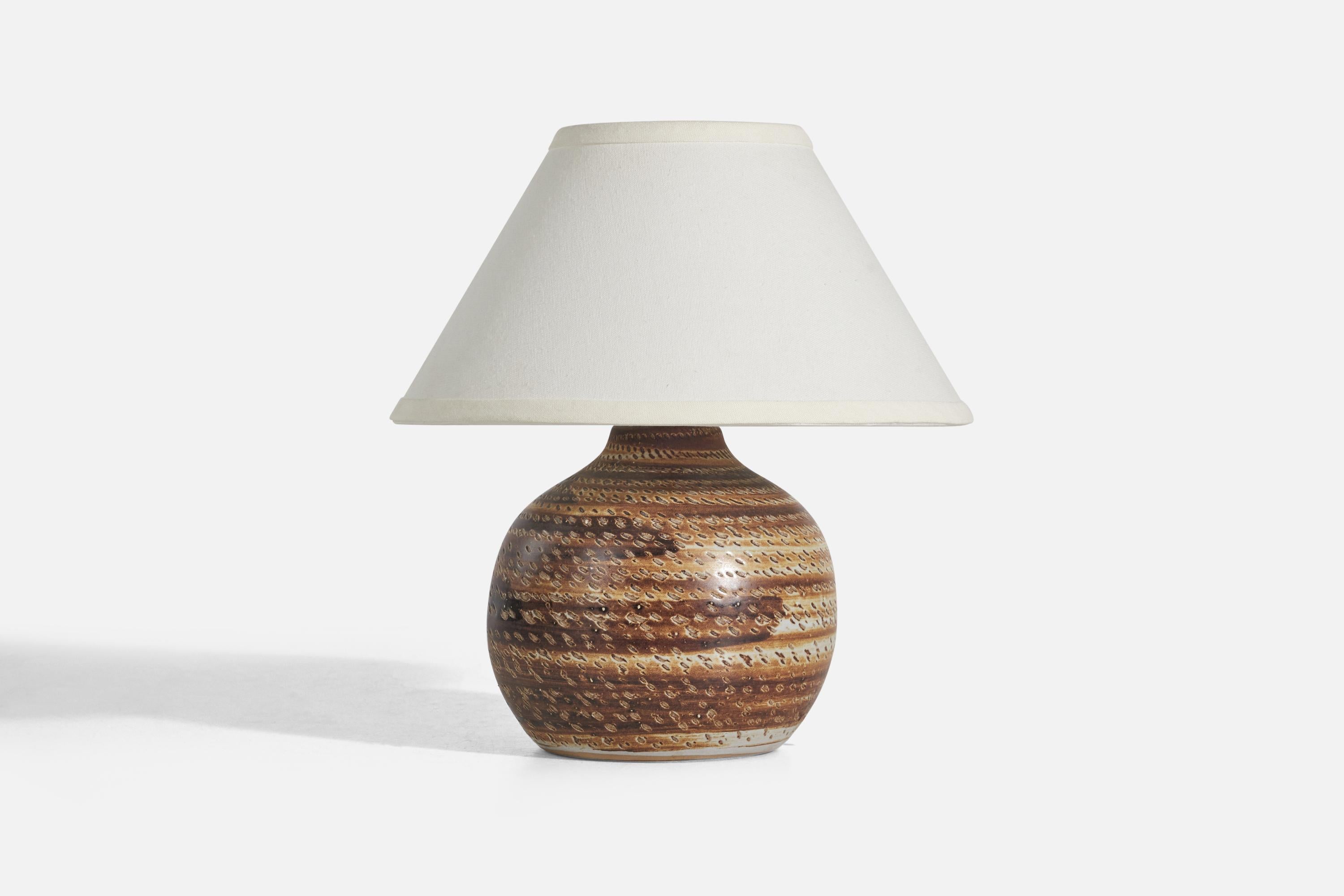 A brown table lamp designed by Jane & Gordon Martz and produced by Marshall Studios, Indianapolis, 1950s.

Sold without Lampshade
Dimensions of Lamp (inches) : 9.68 x 7.18 x 7.18 (Height x Width x Depth)
Dimensions of Lampshade (inches) : 5 x 12 x 7