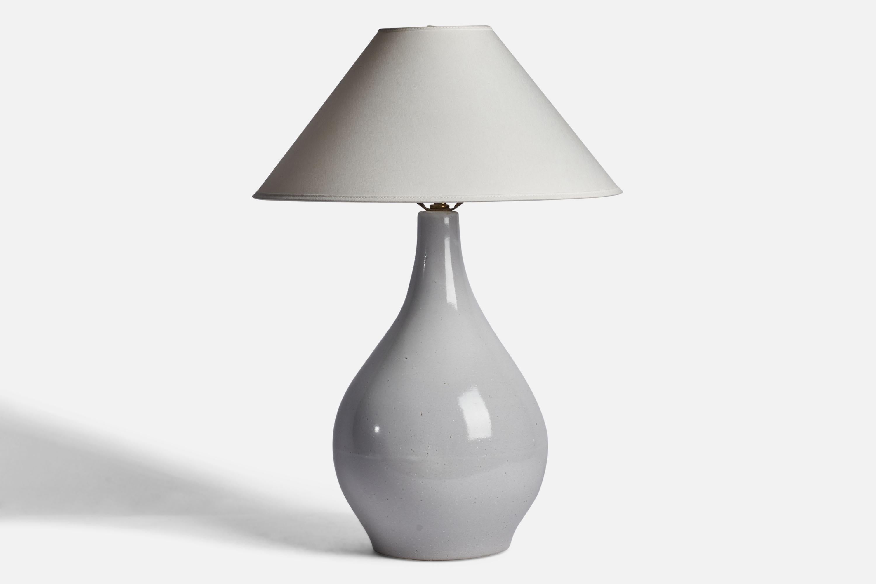 Lampe de table en céramique gris clair et émaillée brune, conçue par Jane & Gordon Martz et produite par Marshall Studios, États-Unis, années 1960.

Dimensions de la lampe (pouces) : 17.75