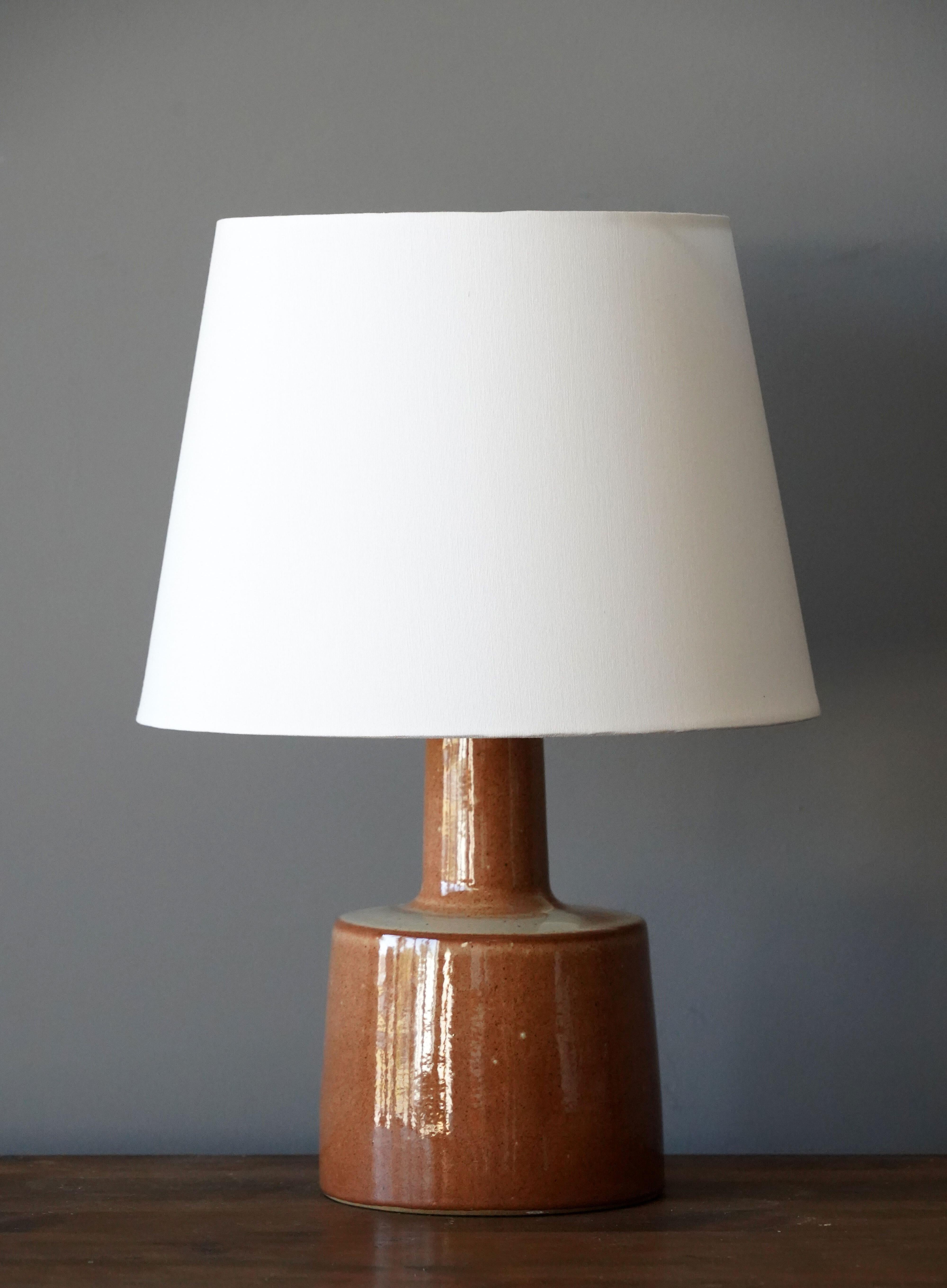 A table lamp designed by husband and wife duo Jane & Gordon Martz. Produced by Marshall Studios, Indianapolis. 

The base is slip-cast and then dipped into glaze and hand-painted. Base is signed. Sold without lampshade.

Sold without lampshade.