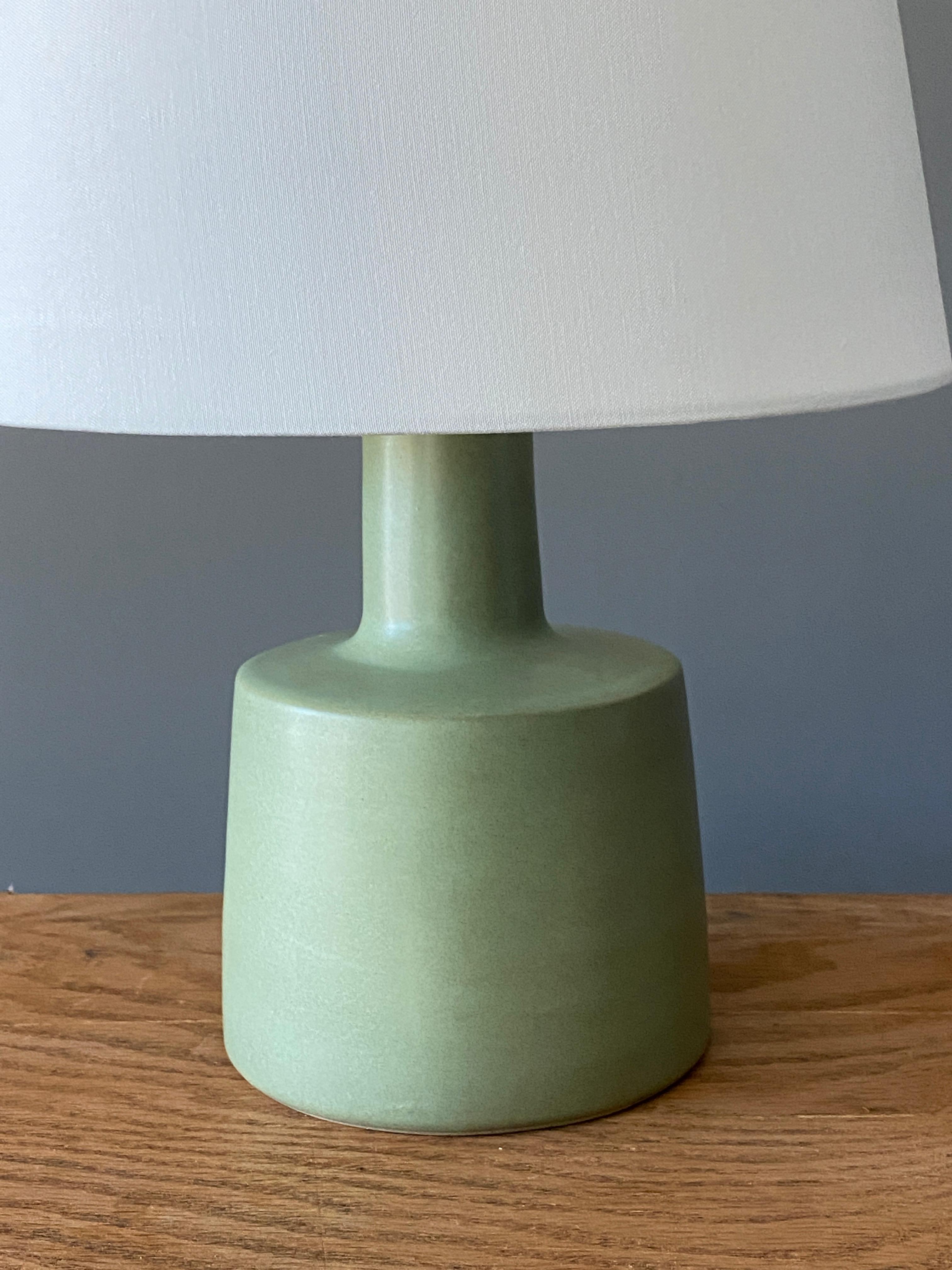 Mid-Century Modern Jane & Gordon Martz, Table Lamp, Green Ceramic, Linen Marshal Studios, 1950s