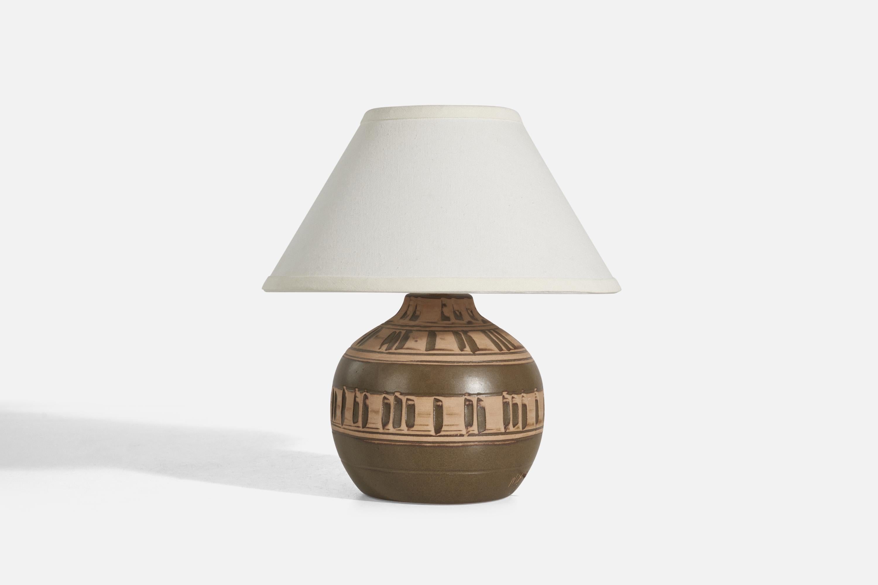 A brown table lamp designed by Jane & Gordon Martz and produced by Marshall Studios, Indianapolis, 1950s. 

Sold without Lampshade
Dimensions of Lamp (inches) : 9.75 x 7.25 x 7.25 (Height x Width x Depth)
Dimensions of Lampshade (inches) : 5 x 12 x