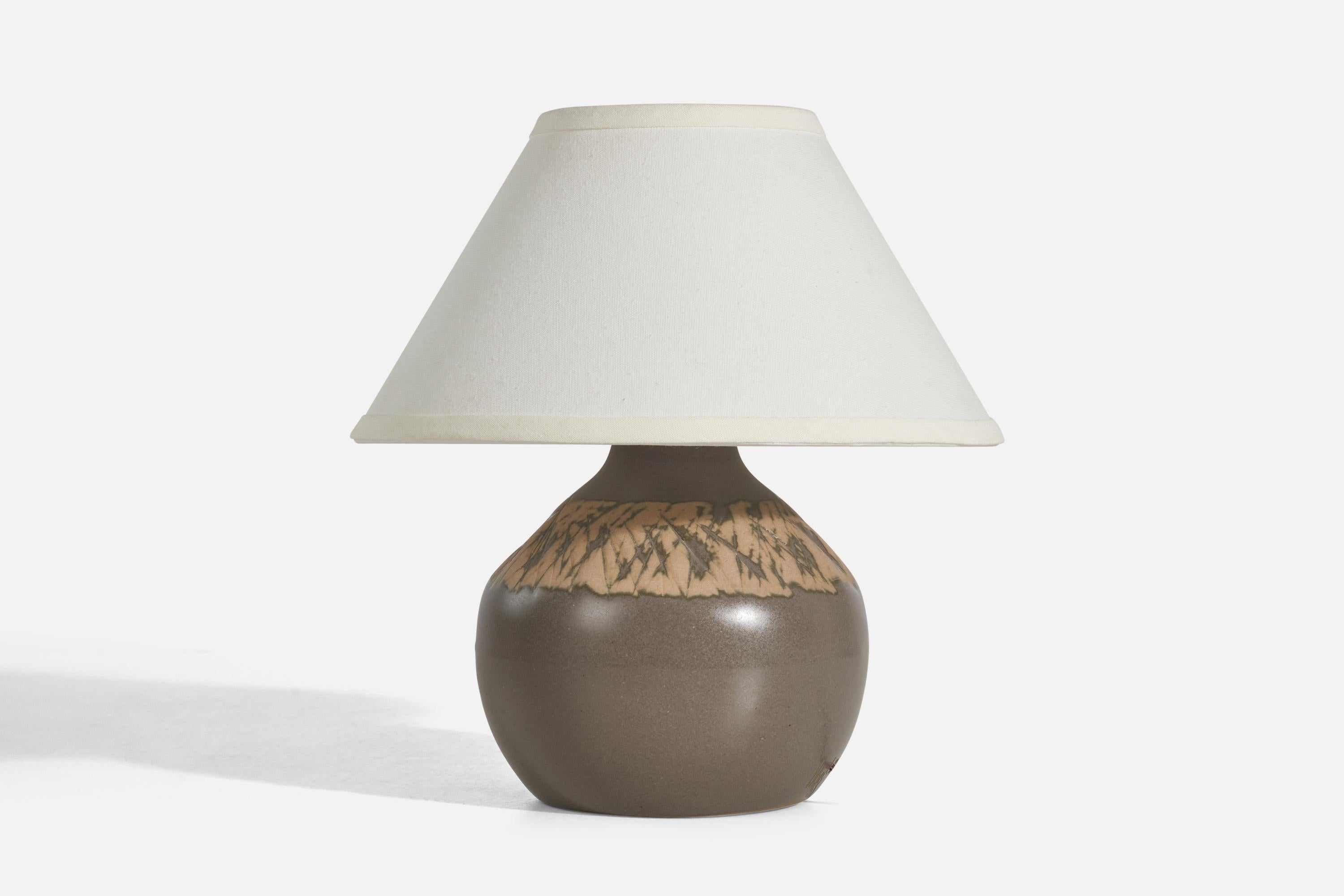 A brown ceramic table lamp designed by Jane & Gordon Martz and produced by Marshall Studios, Indianapolis, 1950s. 

Sold without lampshade. Stated measurements are excluding lampshade.
