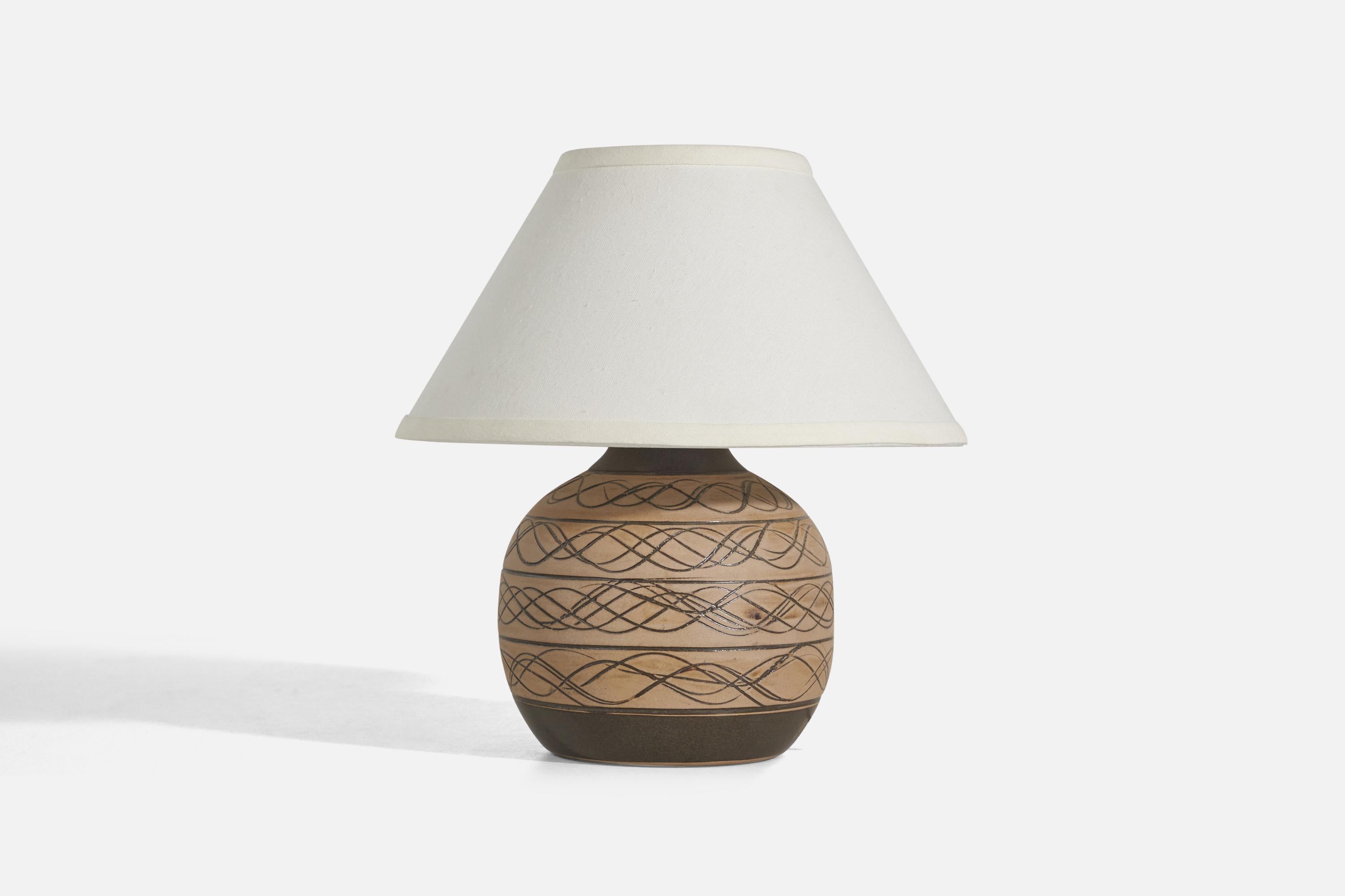 A brown and beige table lamp designed by Jane & Gordon Martz and produced by Marshall Studios, Indianapolis, 1950s. 

Sold without Lampshade
Dimensions of Lamp (inches) : 9.75 x 7.12 x 7.12 (Height x Width x Depth)
Dimensions of Lampshade (inches) :