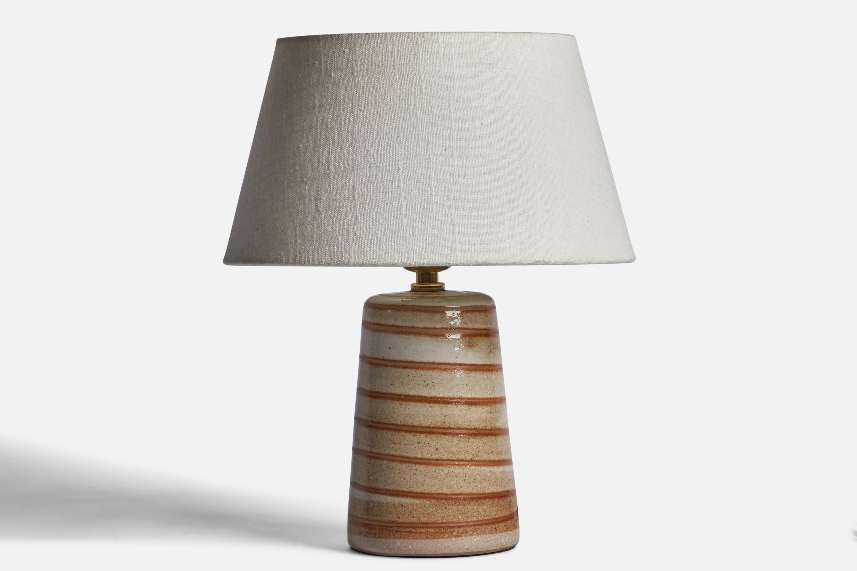 A beige and brown-glazed ceramic table lamp designed by Jane & Gordon Martz and produced by Marshall Studios, USA, 1960s.

 Dimensions of Lamp (inches): 9.15” H x 4.25” Diameter
Dimensions of Shade (inches): 7” Top Diameter x 10” Bottom Diameter x
