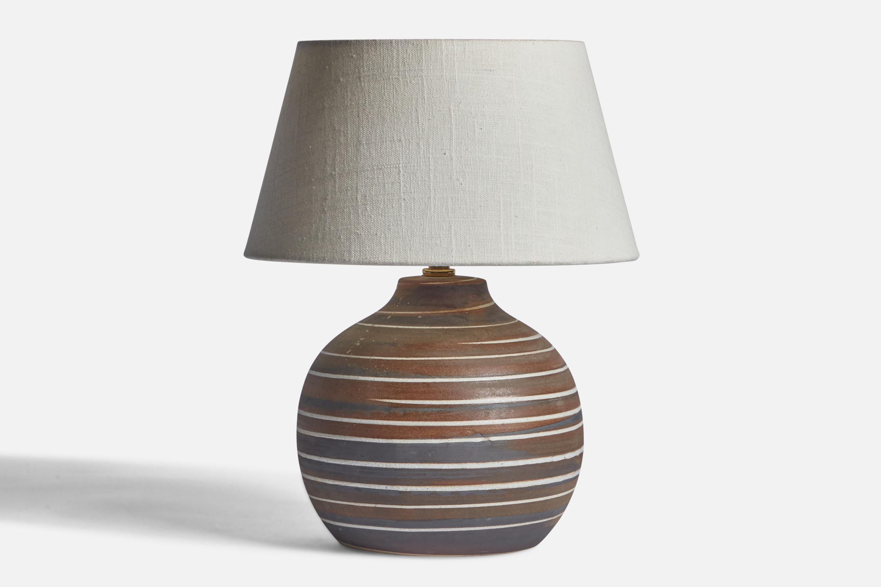 An off-white and brown-glazed ceramic table lamp designed by Jane & Gordon Martz and produced by Marshall Studios, USA, 1960s.

Dimensions of Lamp (inches): 10.45” H x 5.4” Diameter
Dimensions of Shade (inches): 7” Top Diameter x 10” Bottom Diameter
