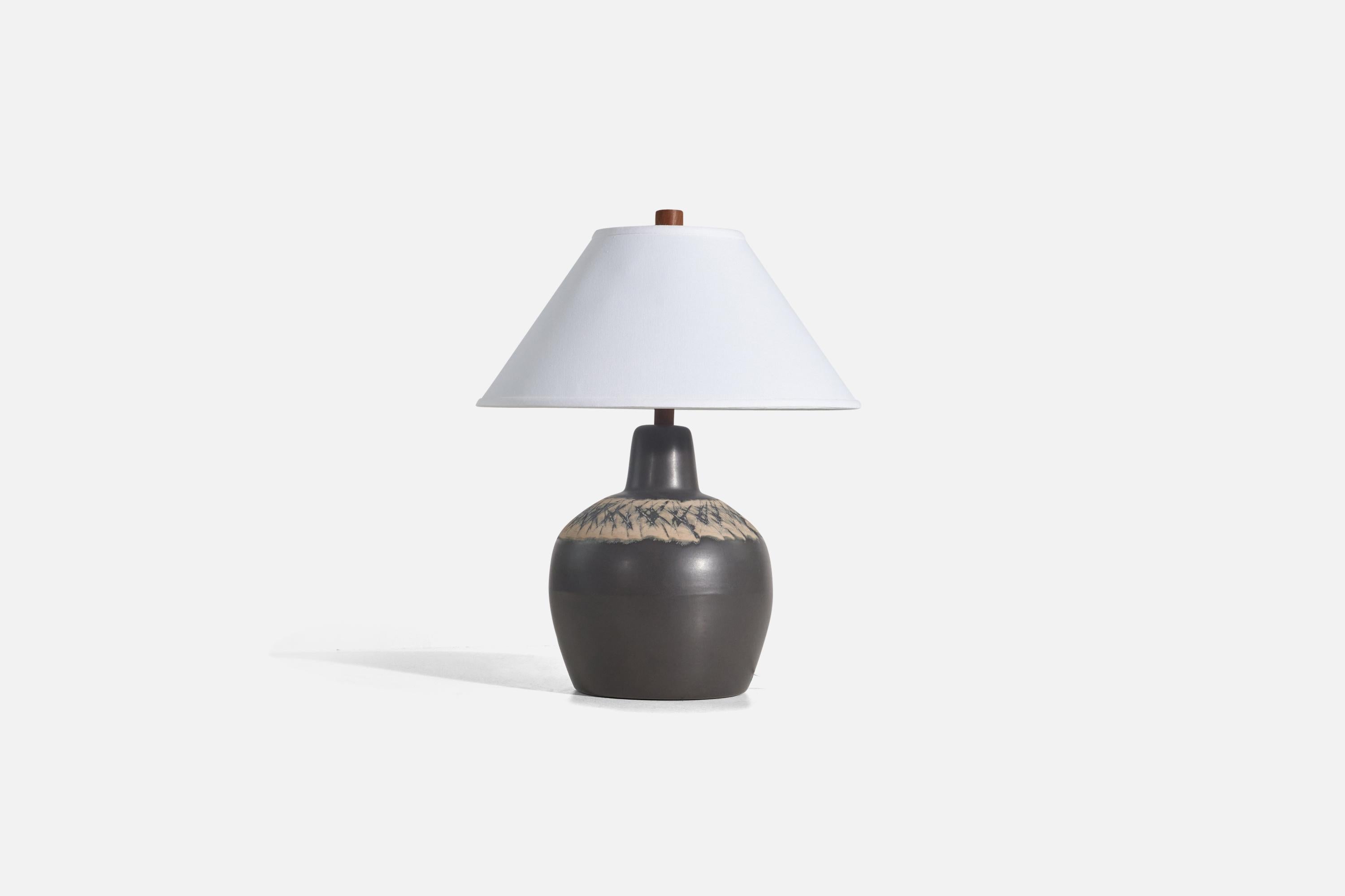 A brown ceramic and walnut table lamp designed by Jane & Gordon Martz and produced by Marshall Studios, Indianapolis, 1950s. 

Sold without Lampshade
Dimensions of Lamp (inches) : 15.31 x 9.25 x 9.25 (Height x Width x Depth)
Dimensions of Lampshade