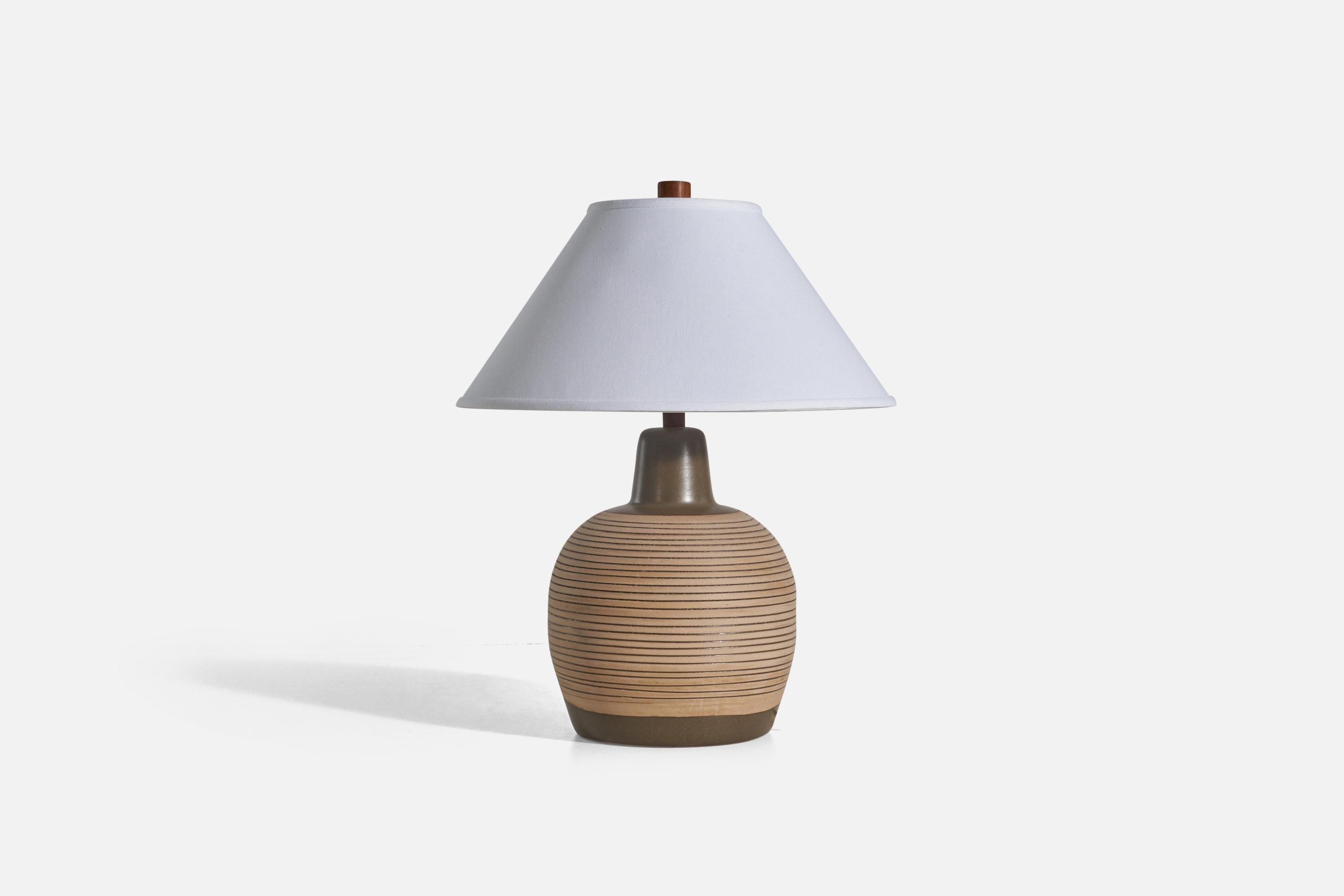 A brown and beige ceramic and walnut table lamp designed by Jane & Gordon Martz and produced by Marshall Studios, Indianapolis, 1950s.

Sold without Lampshade
Dimensions of Lamp (inches) : 15.56 x 9 x 9 (Height x Width x Depth)
Dimensions of