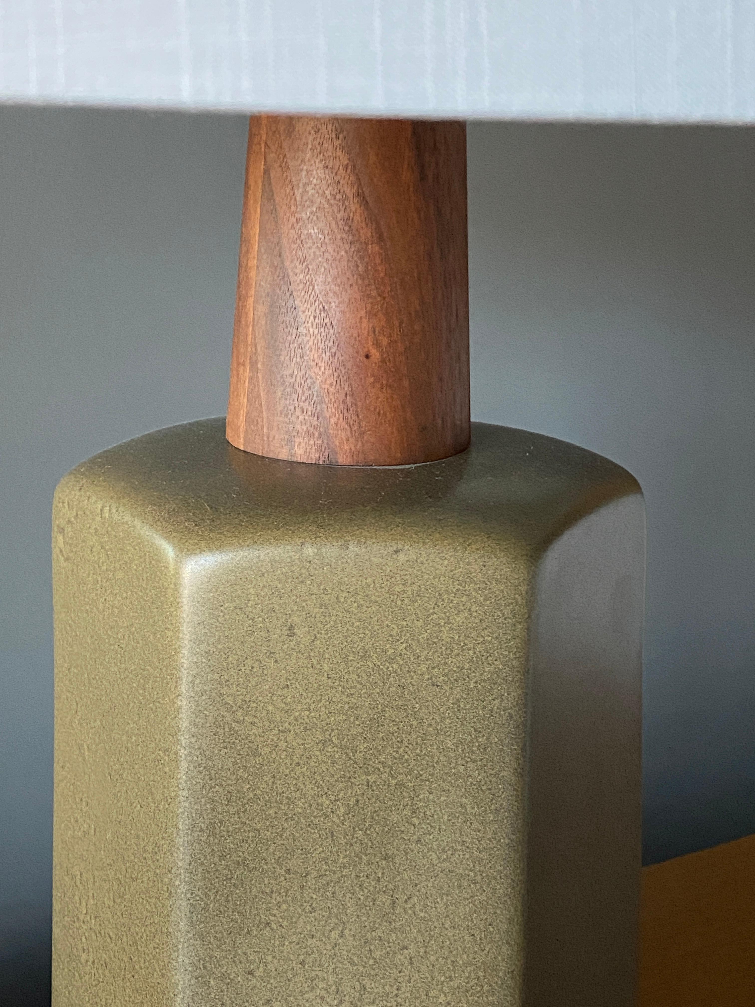 Jane & Gordon Martz, Table Lamp, Ceramic, Walnut, Linen Marshal Studios, 1950s In Good Condition In High Point, NC