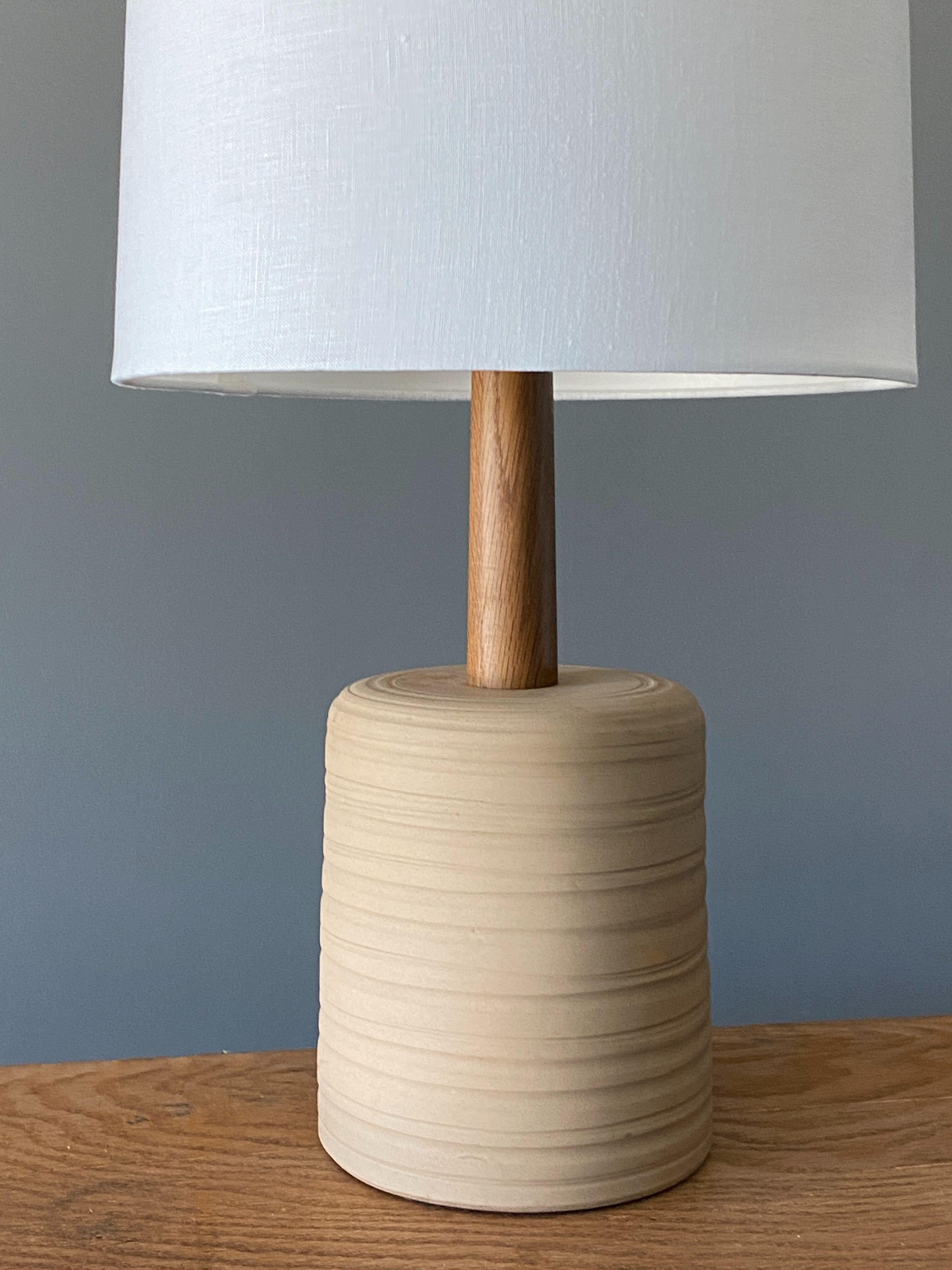 Jane & Gordon Martz, Table Lamp, Ceramic, Walnut, Linen Marshal Studios, 1950s In Good Condition In High Point, NC