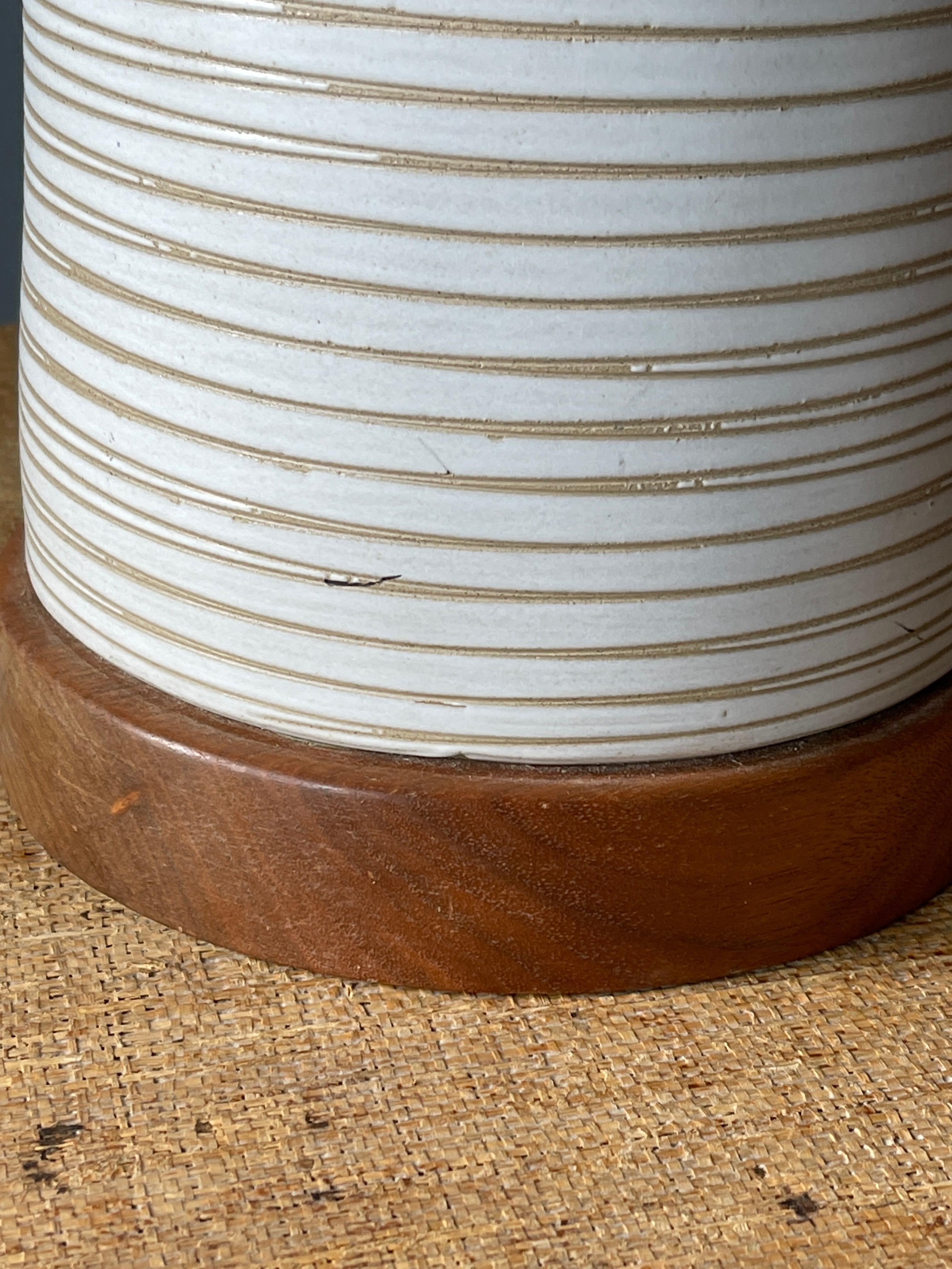 Jane & Gordon Martz, Table Lamp, Ceramic, Walnut, Linen Marshal Studios, 1960s In Good Condition In High Point, NC