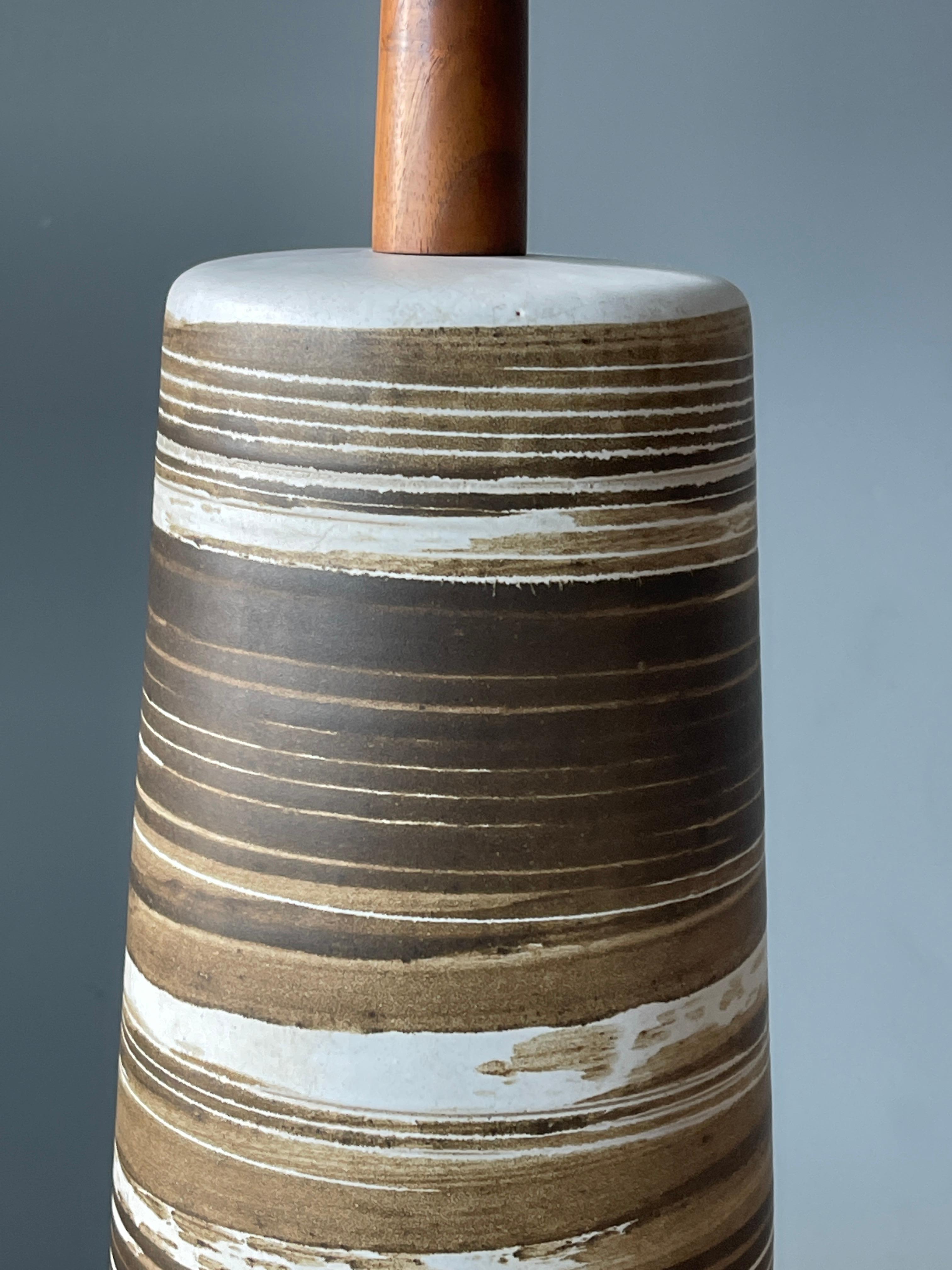 Jane & Gordon Martz, Table Lamp, Ceramic, Walnut, Linen Marshal Studios, 1960s In Good Condition In High Point, NC