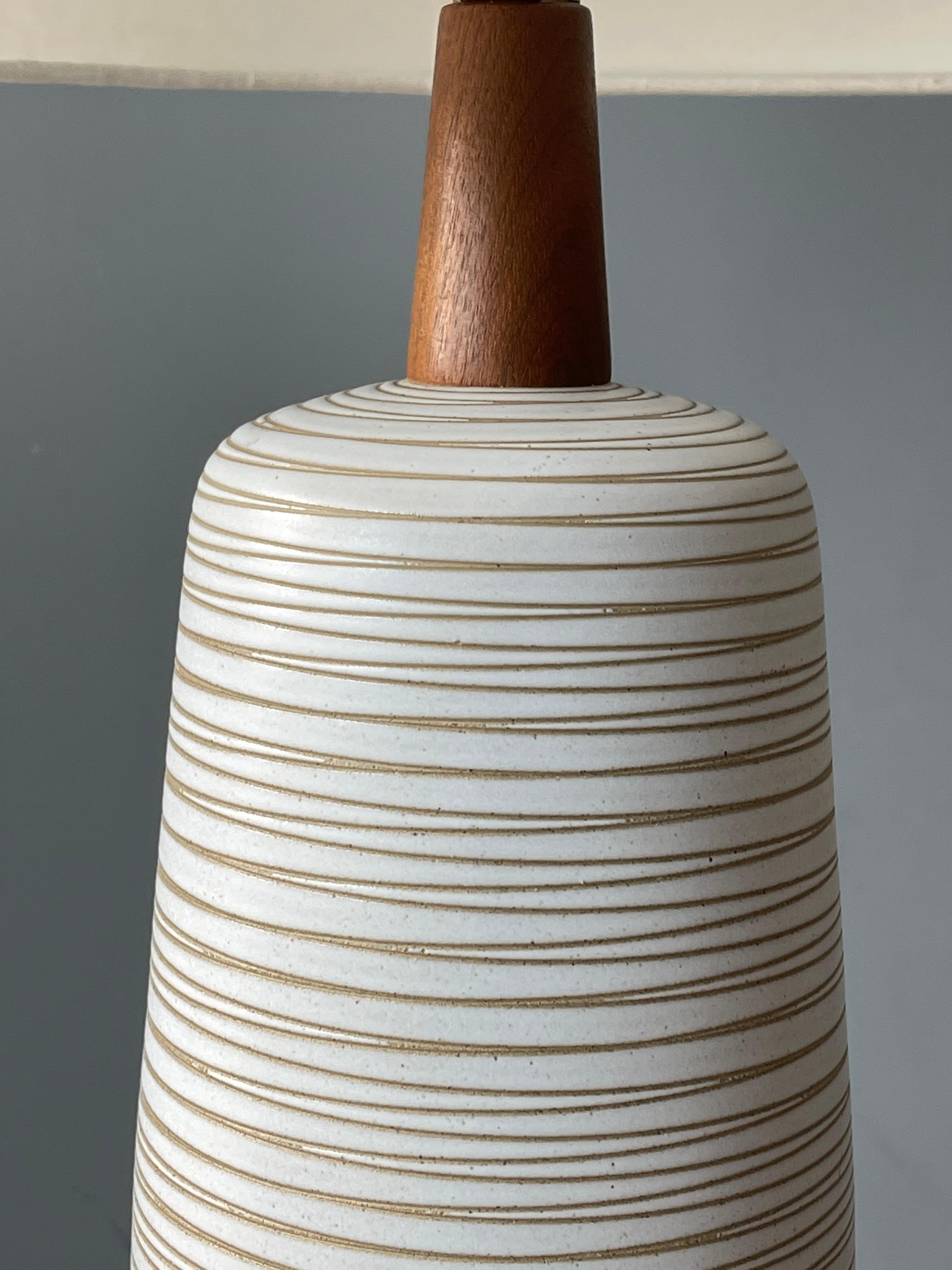 Mid-20th Century Jane & Gordon Martz, Table Lamp, Ceramic, Walnut, Linen Marshal Studios, 1960s