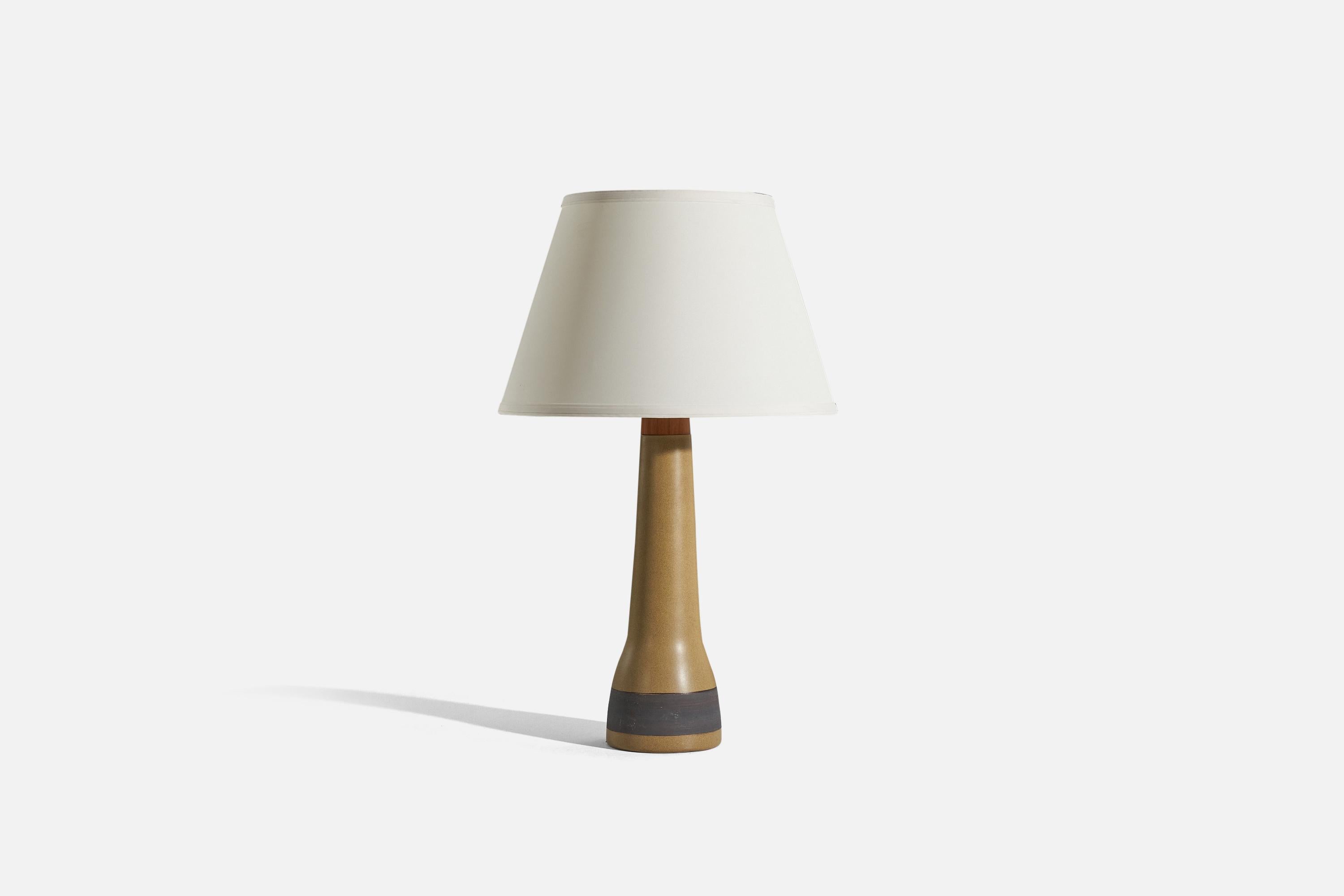 A ceramic and walnut table lamp designed by Jane & Gordon Martz and produced by Marshall Studios, Indianapolis, 1960s. 

Sold without lampshade. 
Dimensions of lamp (inches) : 25.25 x 6.25 x 6.25 (H x W x D)
Dimensions of shade (inches) : 11 x