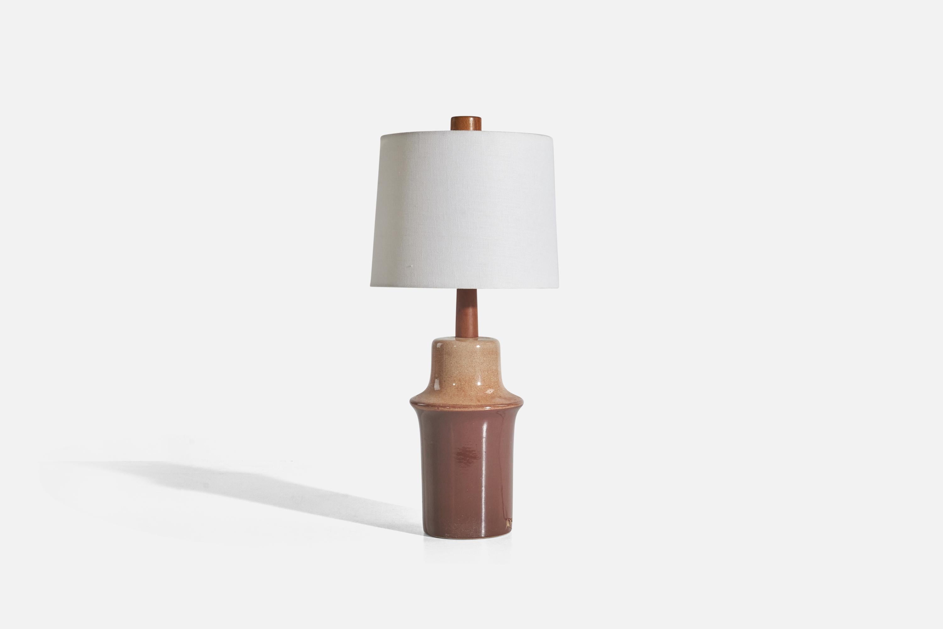 A brown and beige ceramic and walnut table lamp designed by Jane & Gordon Martz and produced by Marshall Studios, Indianapolis, 1960s. 

Sold without Lampshade
Dimensions of Lamp (inches) : 16 x 6.18 x 6.18 (Height x Width x Depth)
Dimensions of