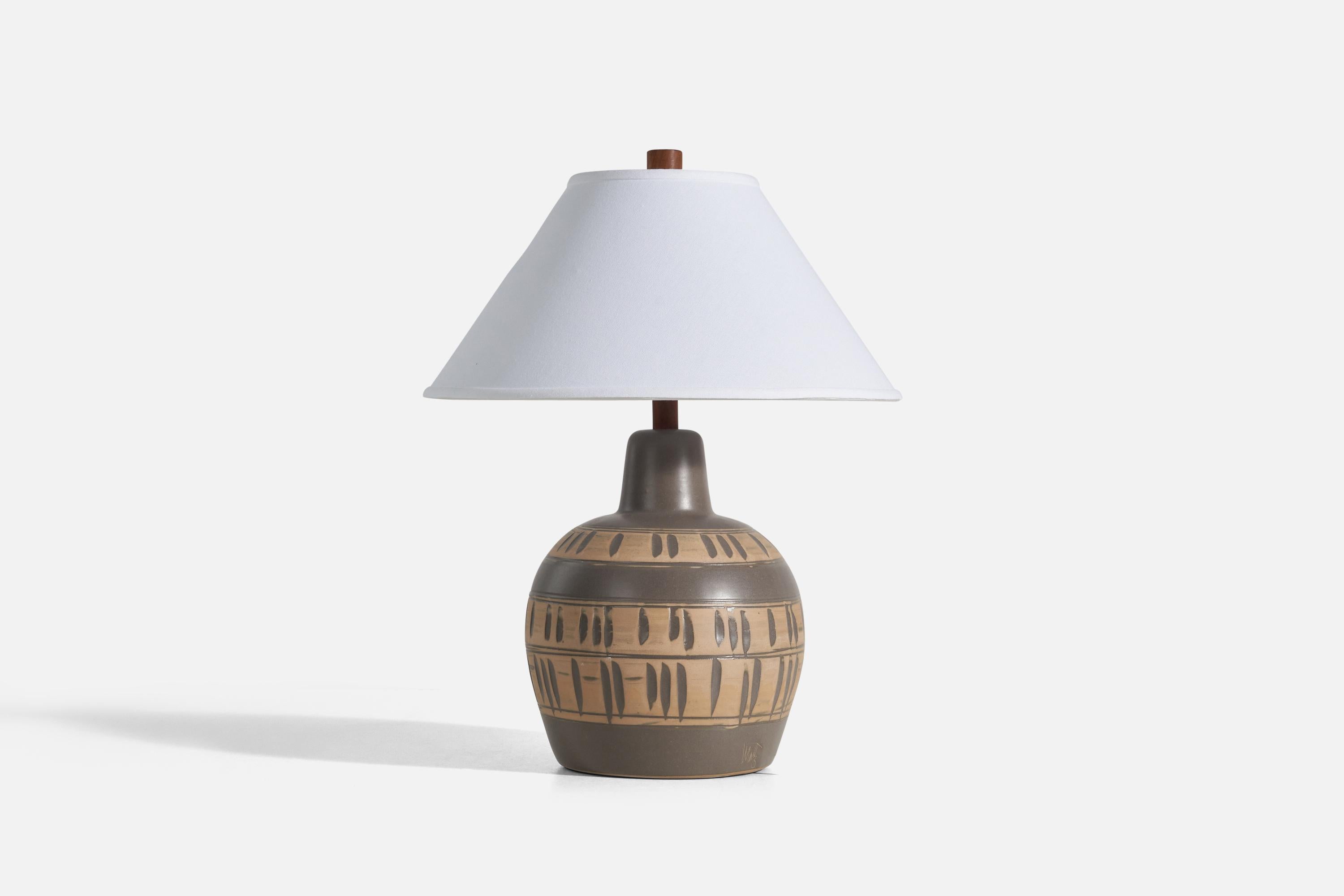 A brown ceramic and walnut table lamp designed by Jane & Gordon Martz and produced by Marshall Studios, Indianapolis, 1960s. 

Sold without lampshade.
Dimensions of lamp (inches) : 15.56 x 9.5 x 9.5 (Height x Width x Depth)
Dimensions of