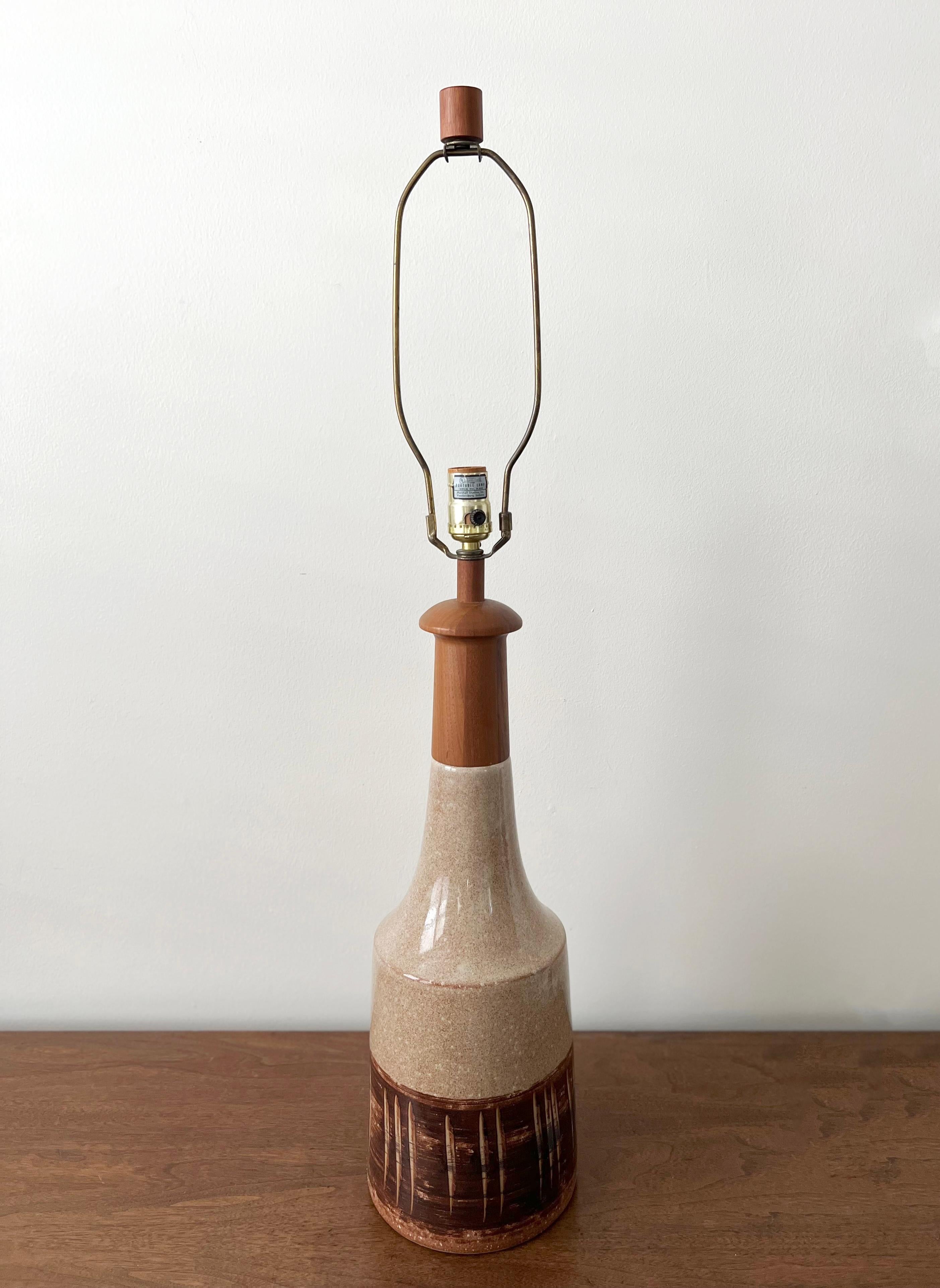 American Jane & Gordon Martz, Table Lamp, Ceramic, Walnut, Marshall Studios, 1960s For Sale