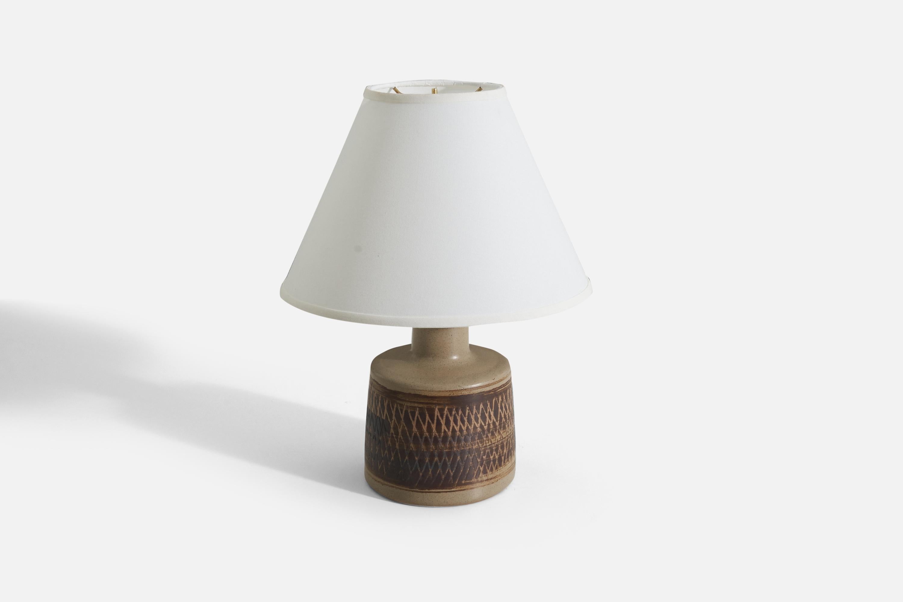 Jane & Gordon Martz, Table Lamp, Ceramic, Walnut, Marshall Studios, 1960s In Good Condition For Sale In High Point, NC