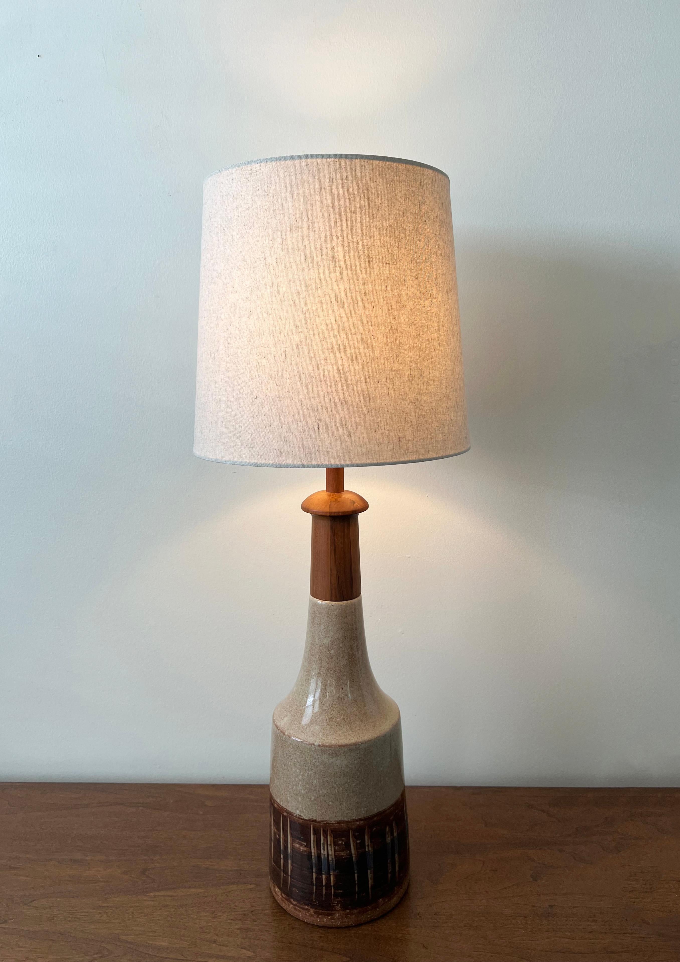 Jane & Gordon Martz, Table Lamp, Ceramic, Walnut, Marshall Studios, 1960s For Sale 2