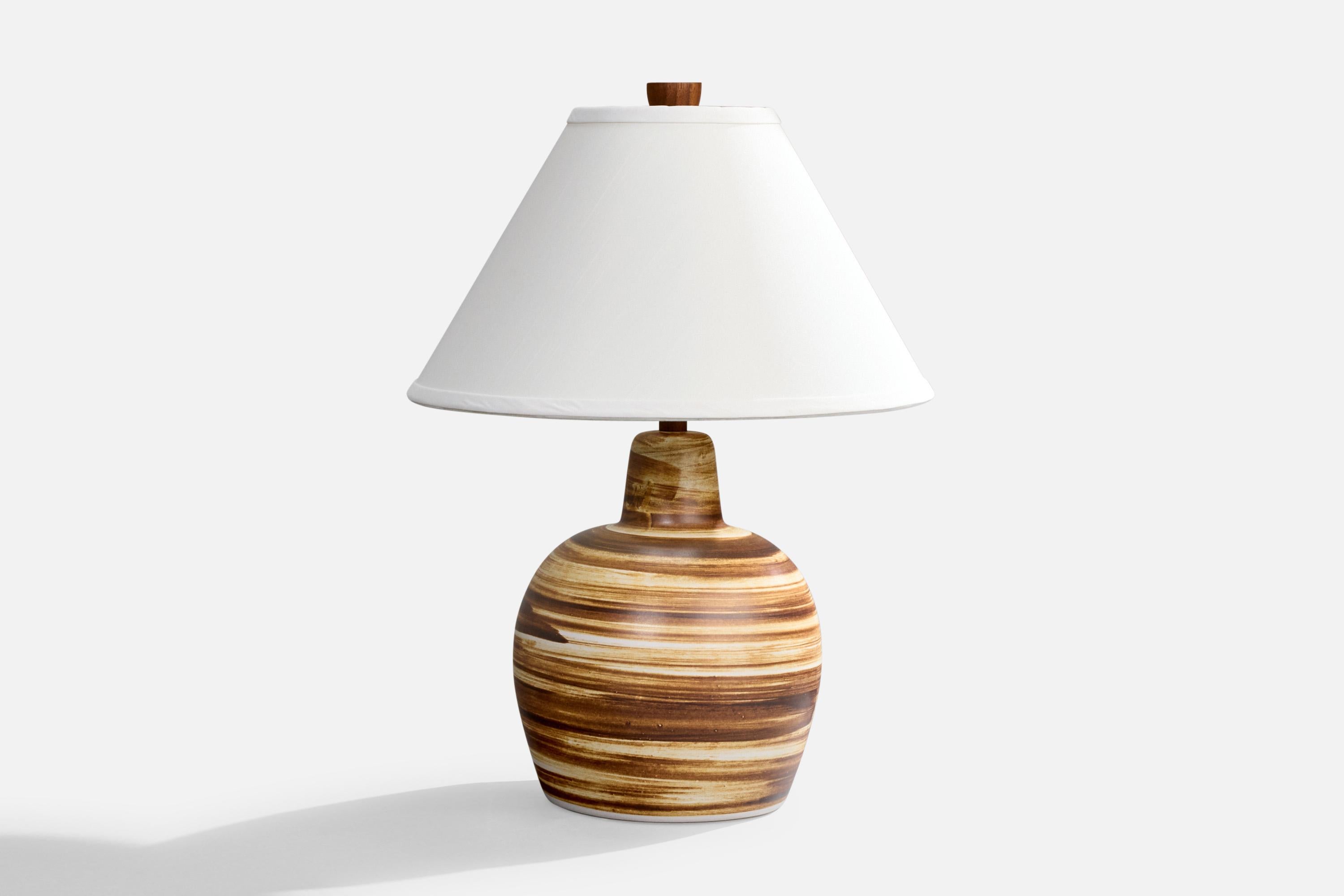 Lampada da tavolo in ceramica marrone e beige dipinta a mano e legno di noce disegnata da Jane & Gordon Martz e prodotta da Marshall Studios, USA, anni '50 circa.

Dimensioni della lampada (pollici): 15,5