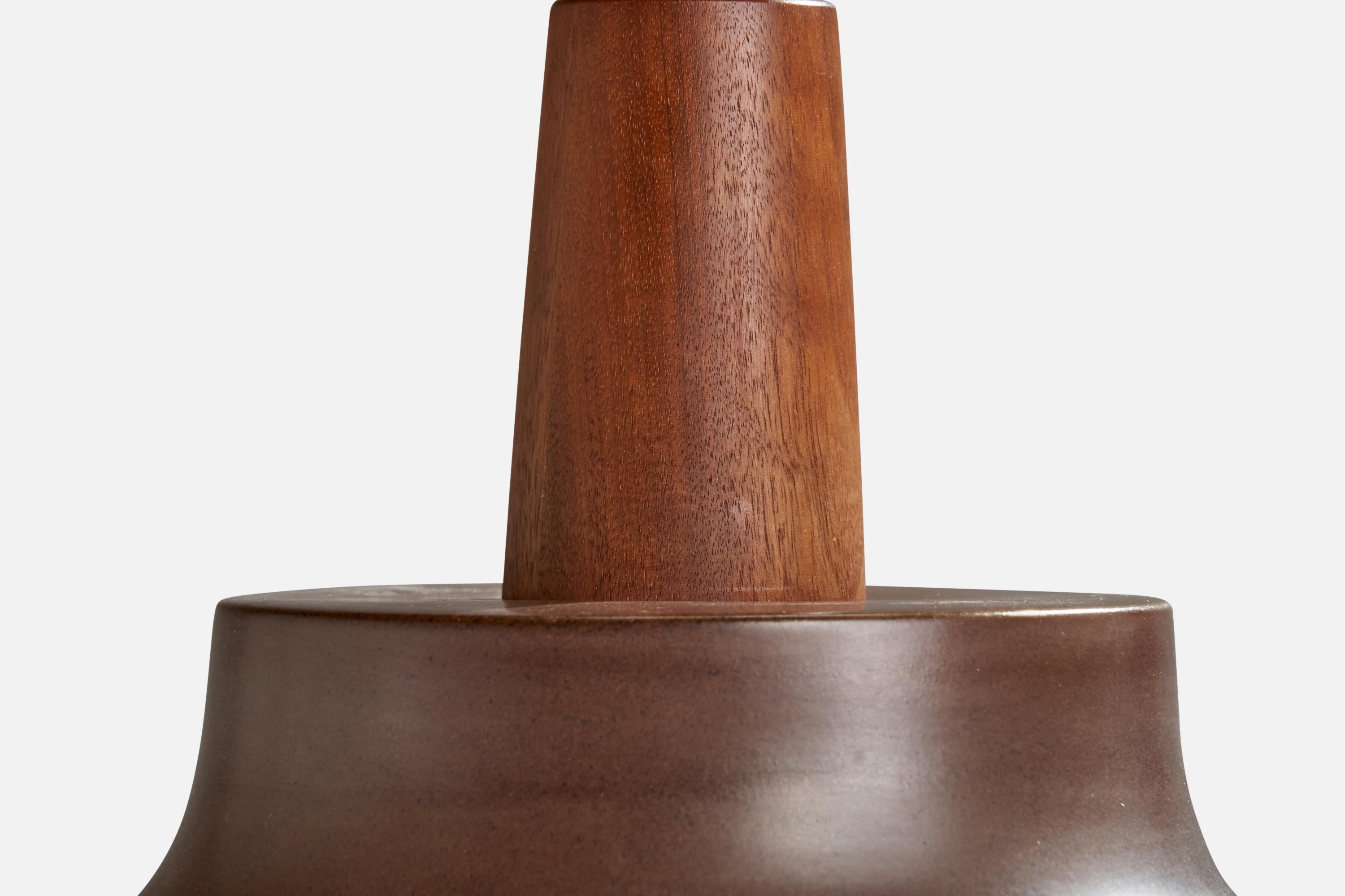 Jane & Gordon Martz, Table Lamp, Ceramic, Walnut, USA, 1950s In Good Condition For Sale In High Point, NC