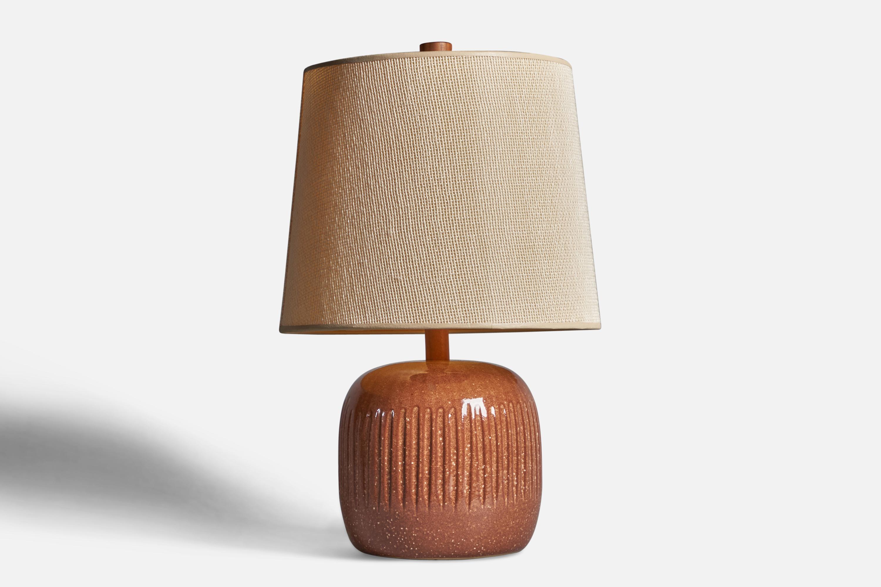 An orange-glazed ceramic and table lamp designed by Jane & Gordon Martz and produced by Marshall Studios, USA, 1960s.

Dimensions of Lamp (inches): 11.5” H x 8” Diameter
Dimensions of Shade (inches): 10