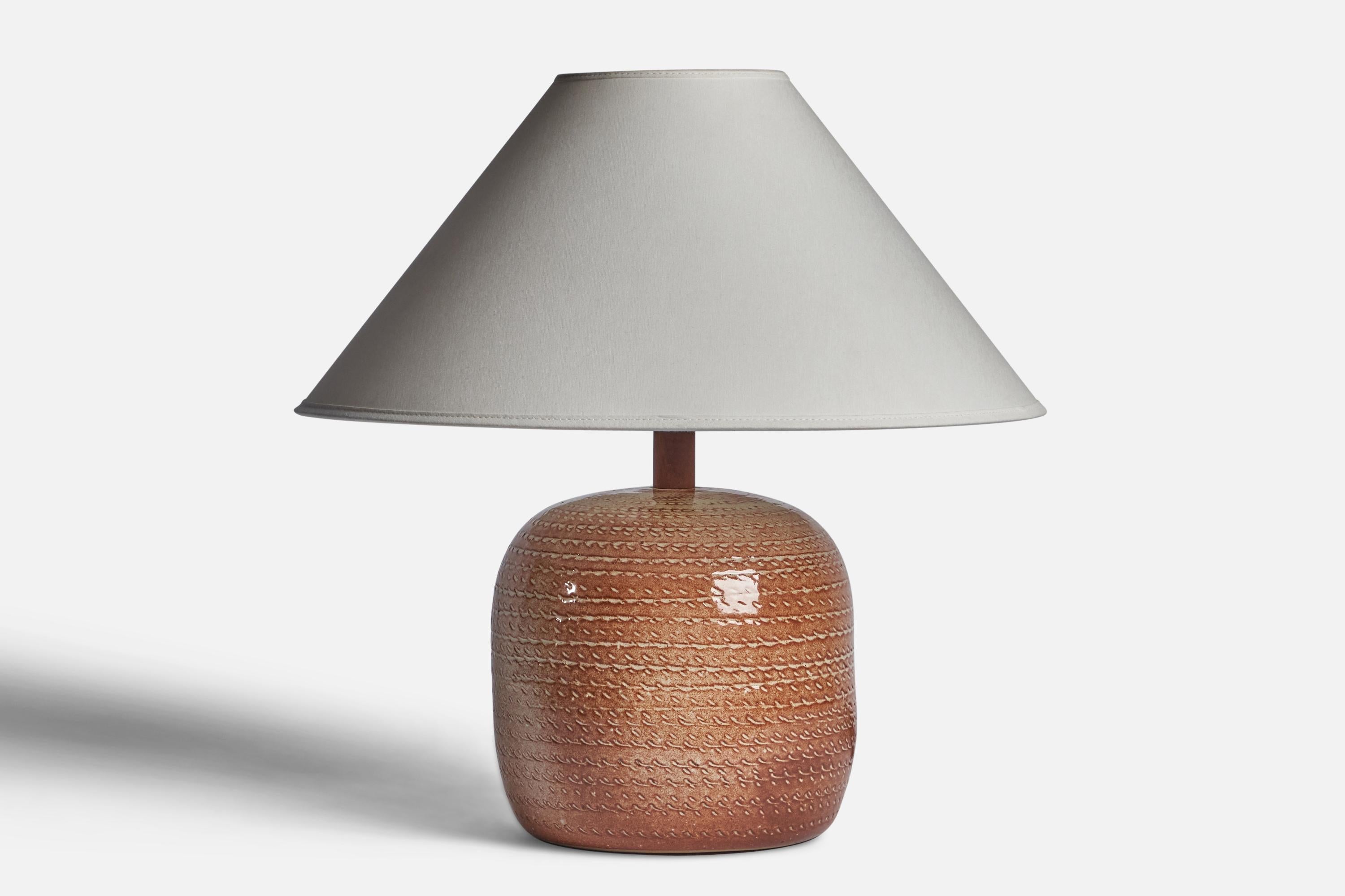 A red and beige-glazed ceramic table lamp designed by Jane & Gordon Martz and produced by Marshall Studios, USA, 1960s.

Dimensions of Lamp (inches): 12” H x 7.5” Diameter
Dimensions of Shade (inches): 4.5” Top Diameter x 16” Bottom Diameter x 7.15”