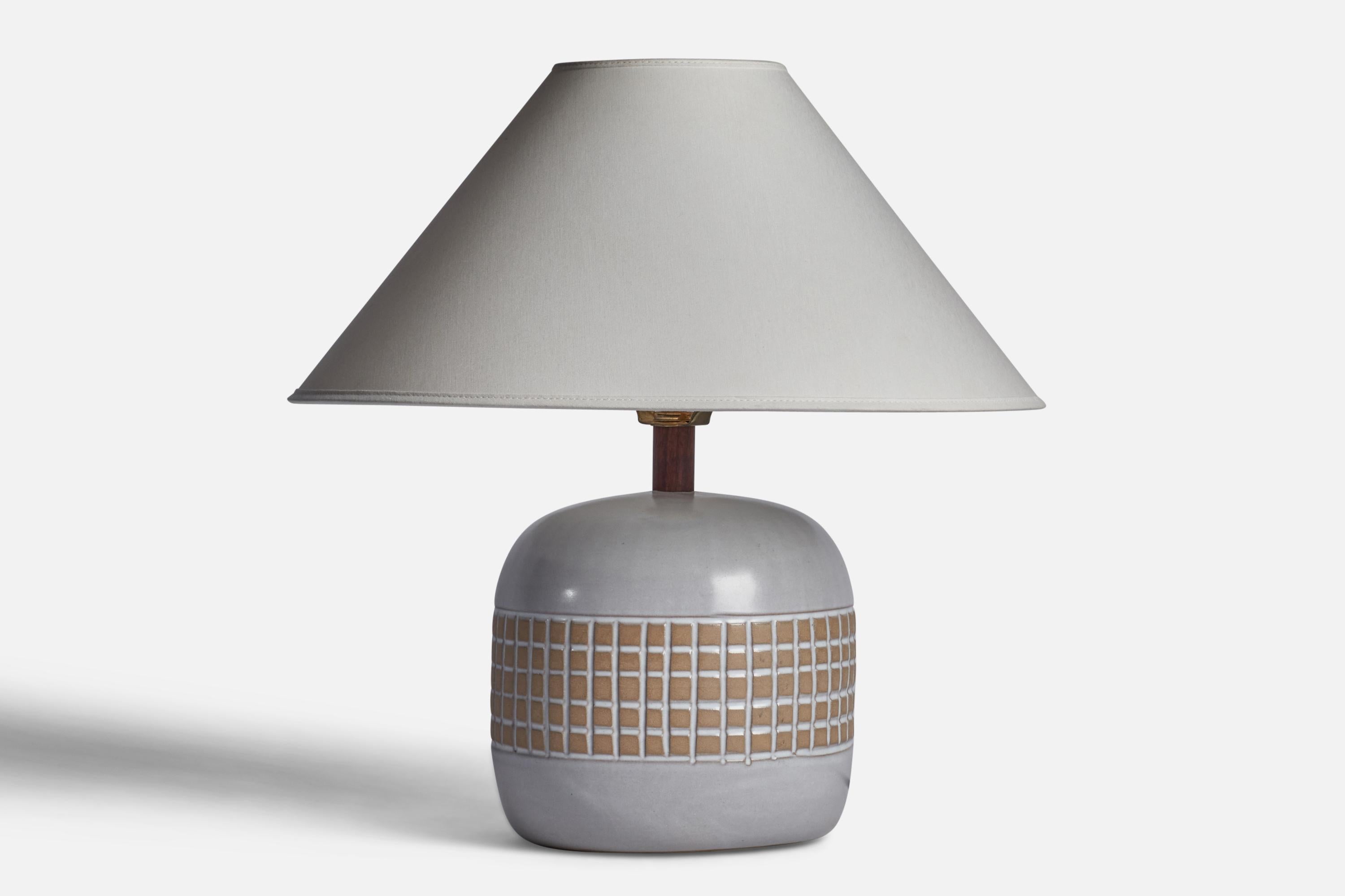 Lampe de table en céramique émaillée gris et beige et lampe en noyer conçues par Jane & Gordon Martz et produites par Marshall Studios, États-Unis, années 1960.

Dimensions de la lampe (pouces) : 12.25