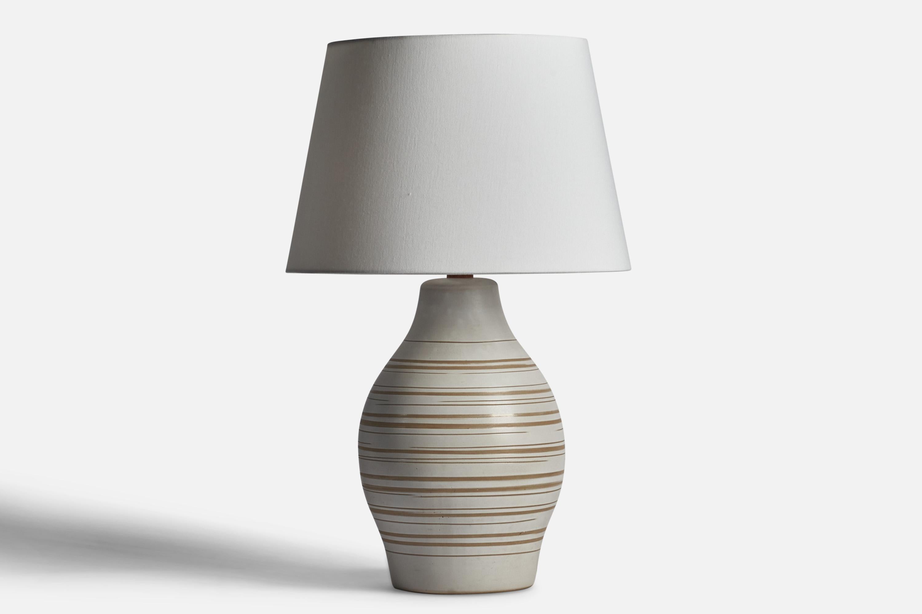 A beige and light grey-glazed ceramic and walnut table lamp designed by Jane & Gordon Martz and produced by Marshall Studios, USA, 1960s.

Dimensions of Lamp (inches): 20.75” H x 9.5” Diameter
Dimensions of Shade (inches): 12” Top Diameter x 16”