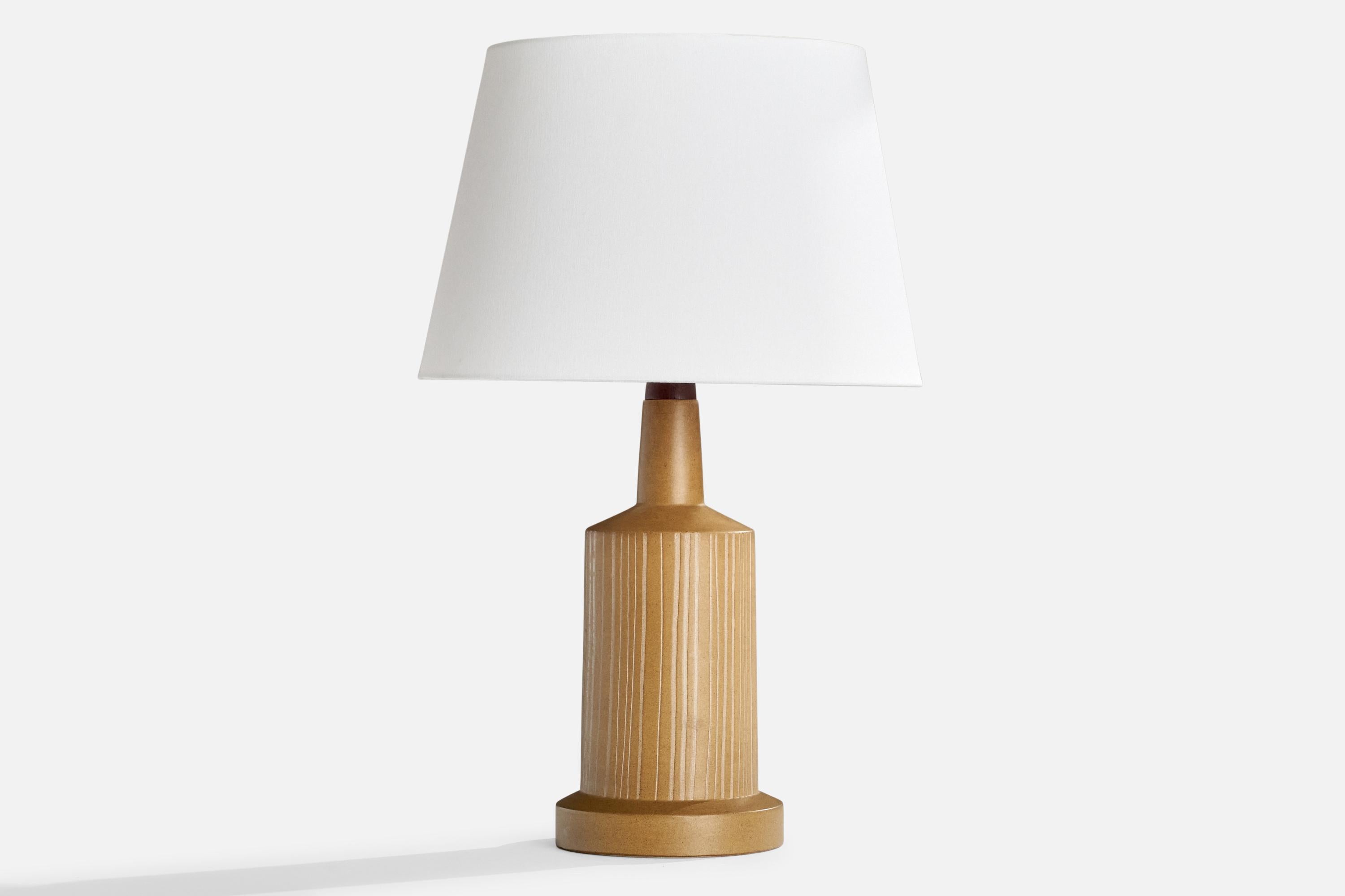 Lampada da tavolo in ceramica smaltata beige e noce disegnata da Gordon & Jane Martz e prodotta da Marshall Studios, USA, anni '60.

Dimensioni della lampada (pollici): 20,25