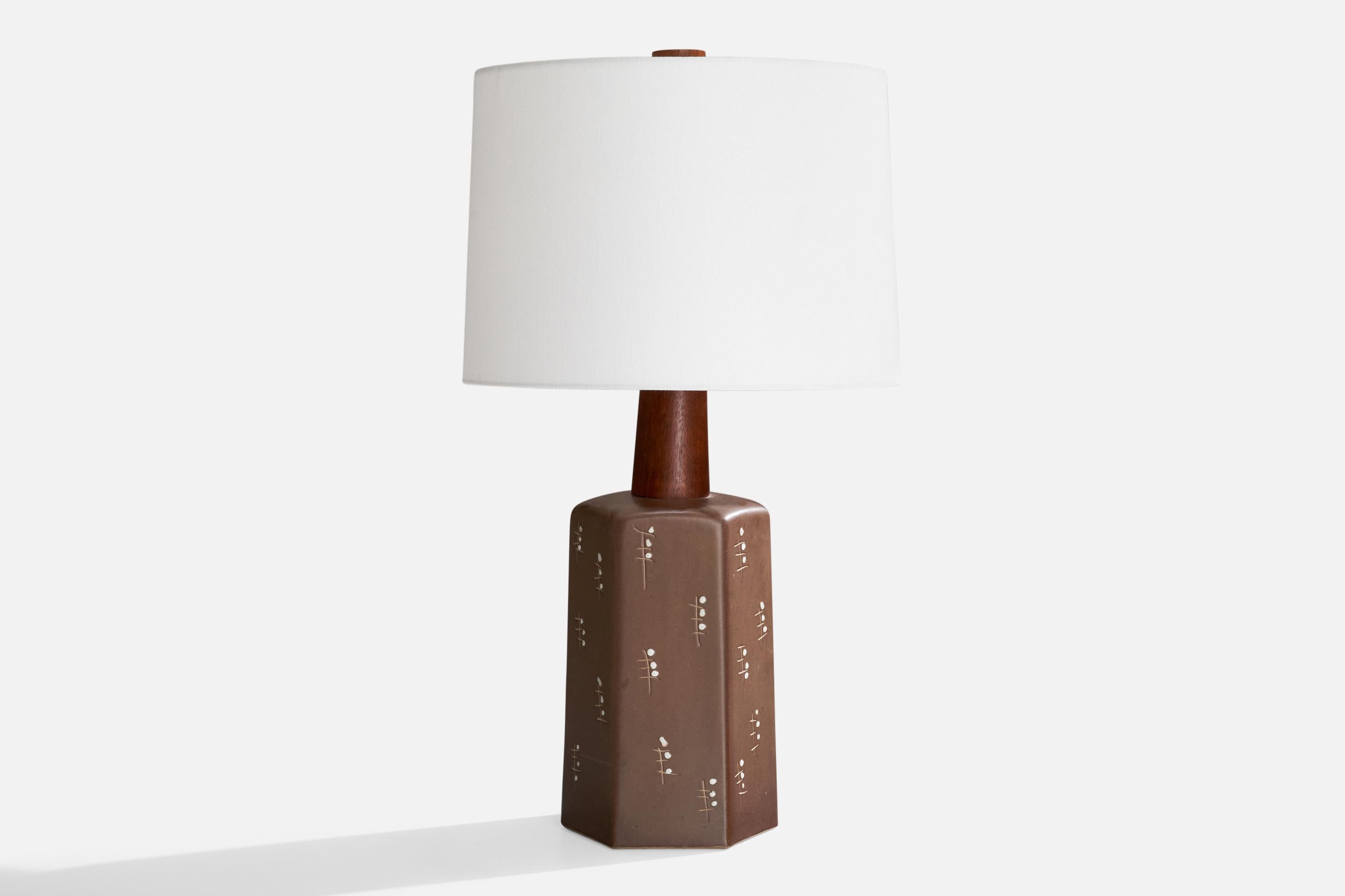 Lampada da tavolo in ceramica smaltata marrone e noce dipinta a mano, disegnata da Jane & Jane Martz e prodotta da Marshall Studios, USA, anni '60.

Dimensioni della lampada (pollici): 18 