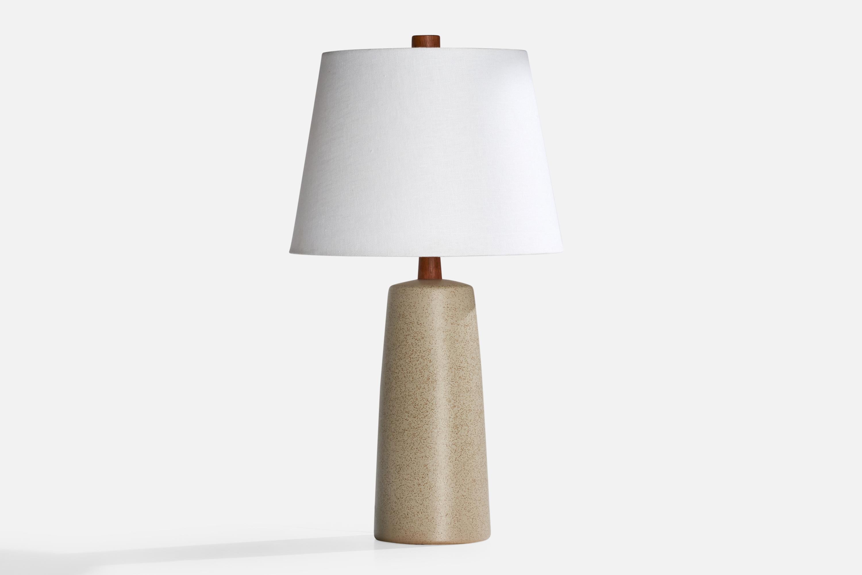 Lampada da tavolo in ceramica smaltata grigia e noce disegnata da Jane & Jane Martz e prodotta da Marshall Studios, USA, anni '60 circa.

Dimensioni della lampada (pollici): 16,75