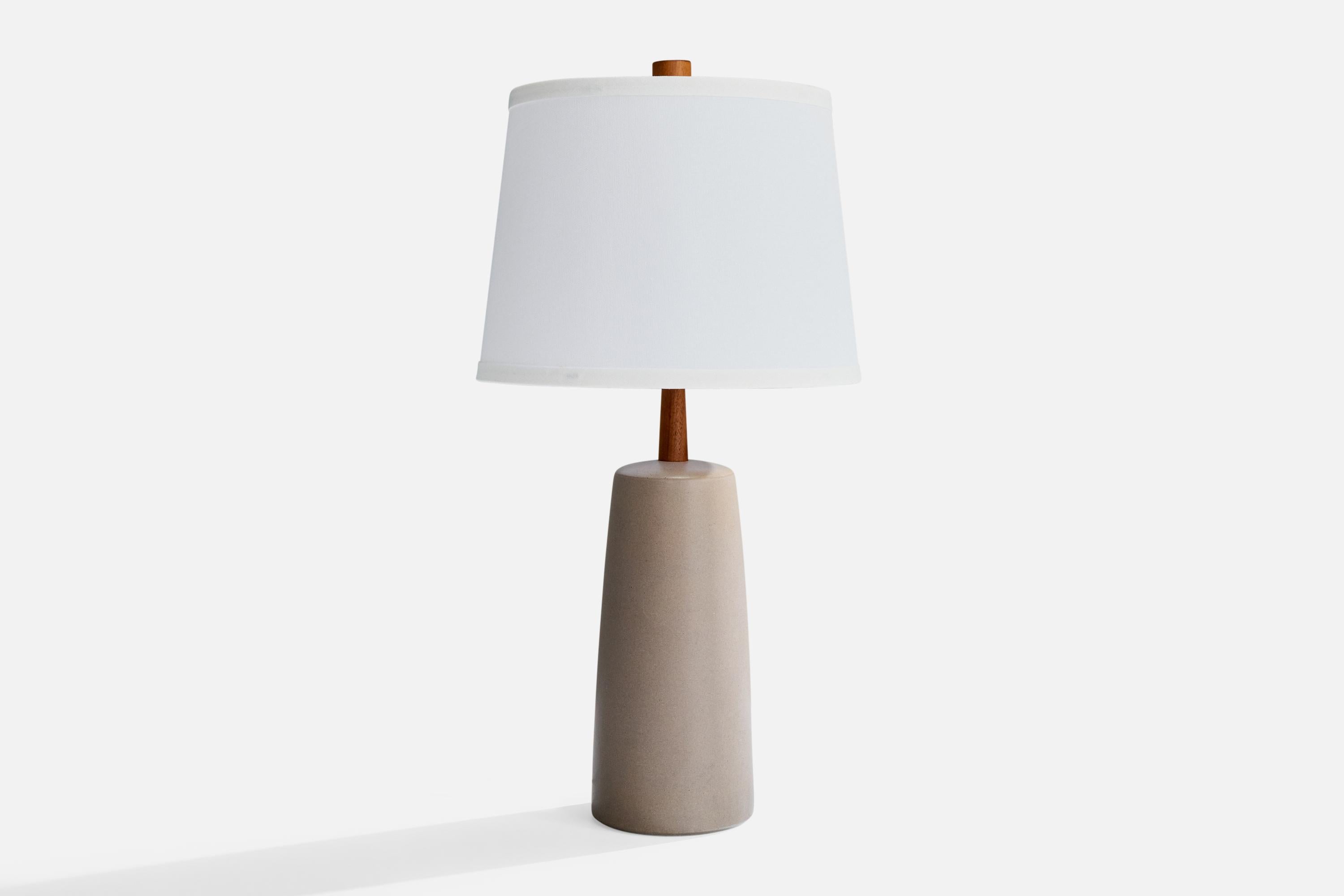 Lampe de table en céramique émaillée grise et en noyer, conçue par Jane & Gordon Martz et produite par Marshall Studios, États-Unis, c. 1960.

Dimensions de l'abat-jour (pouces) : 10 po Diamètre du haut x 12,25