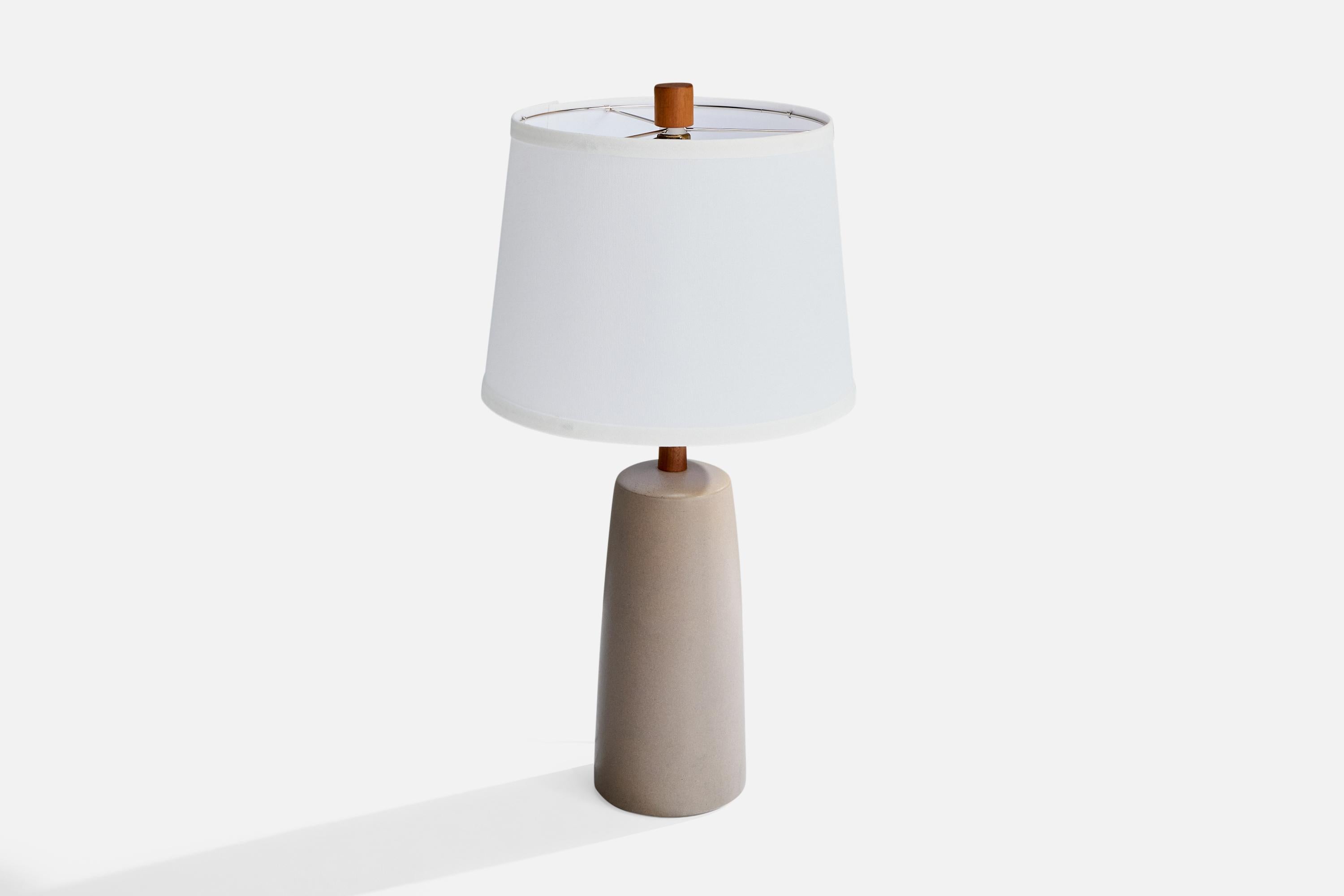 Mid-Century Modern Jane & Jane Martz, lampe de table, céramique, noyer, États-Unis, années 1960 en vente