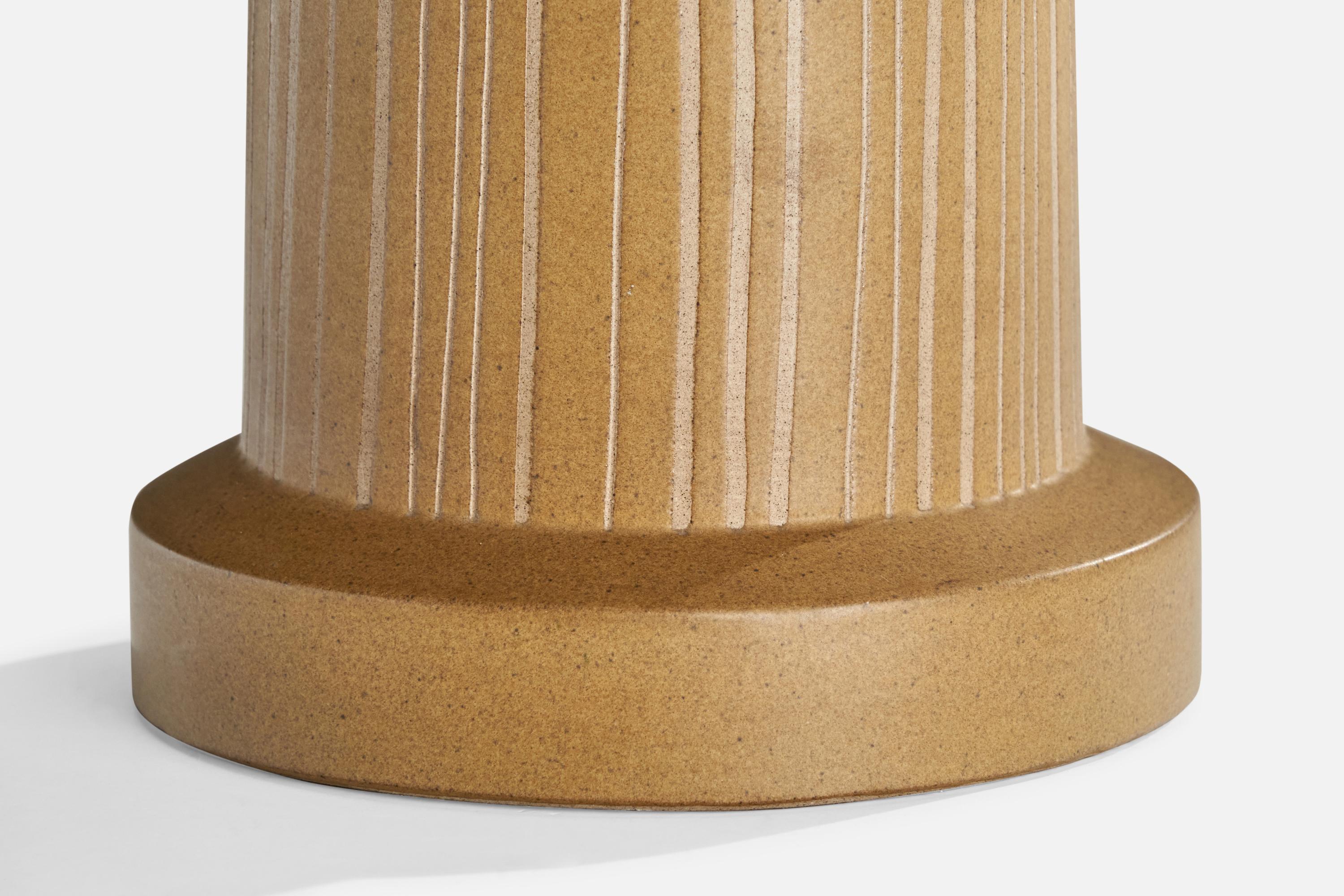 Metà XX secolo Jane & Jane Martz, Lampada da tavolo, Ceramica, Noce, USA, anni '1960 in vendita